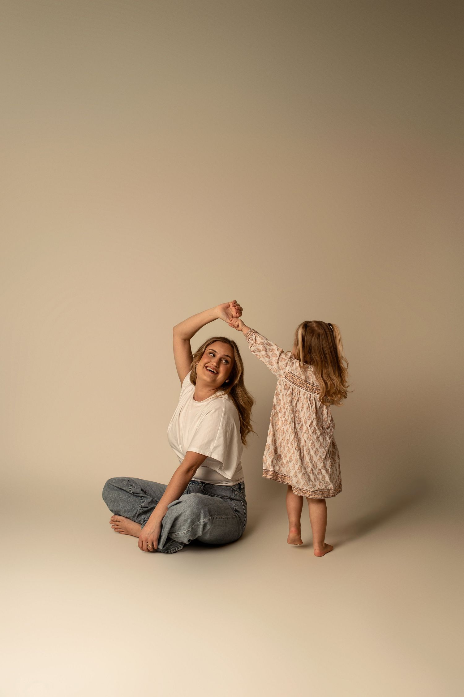 Familjefotografering i Hässleholm med mamma och barn som leker tillsammans i studio.