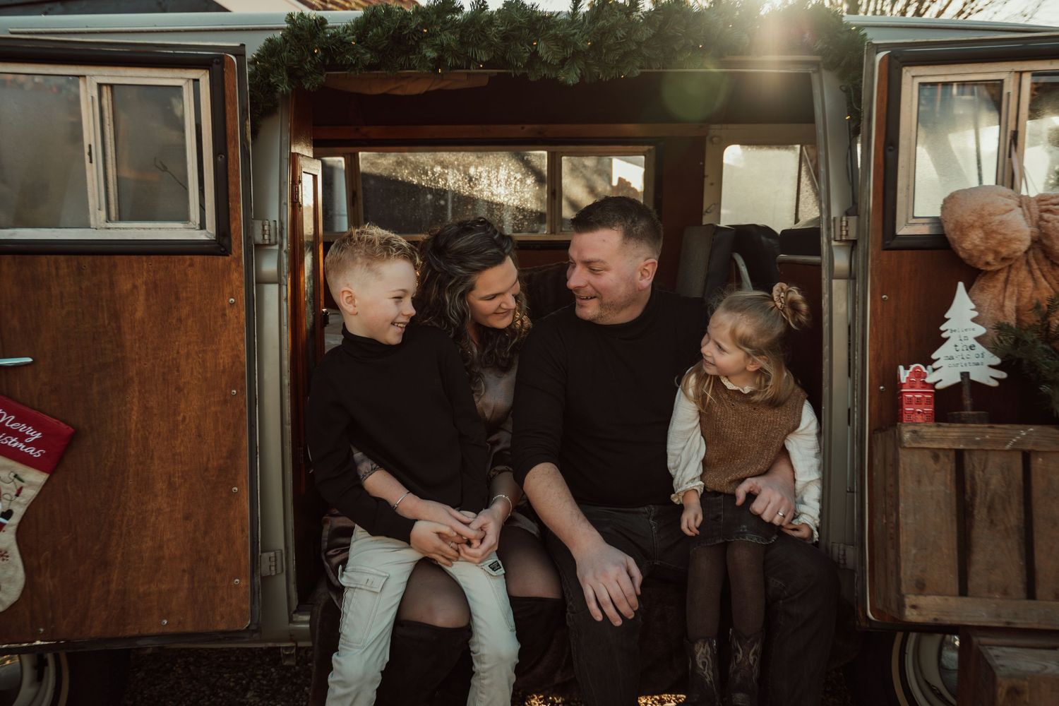 Gezin in volkswagen busje kerstshoot