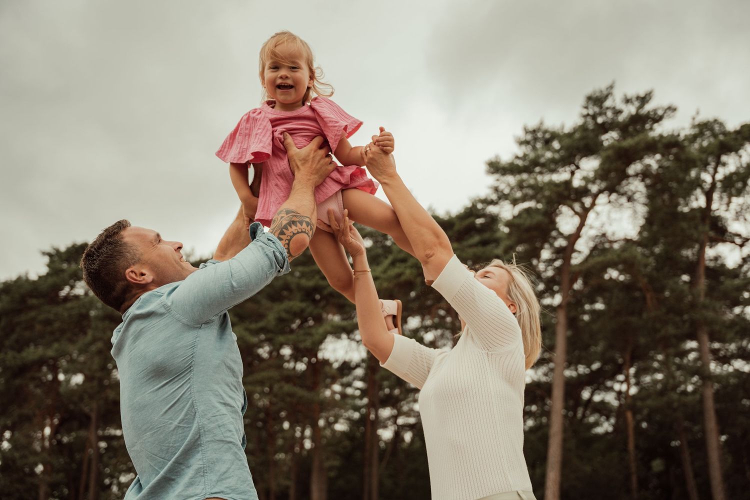 Meisje in de lucht door ouders