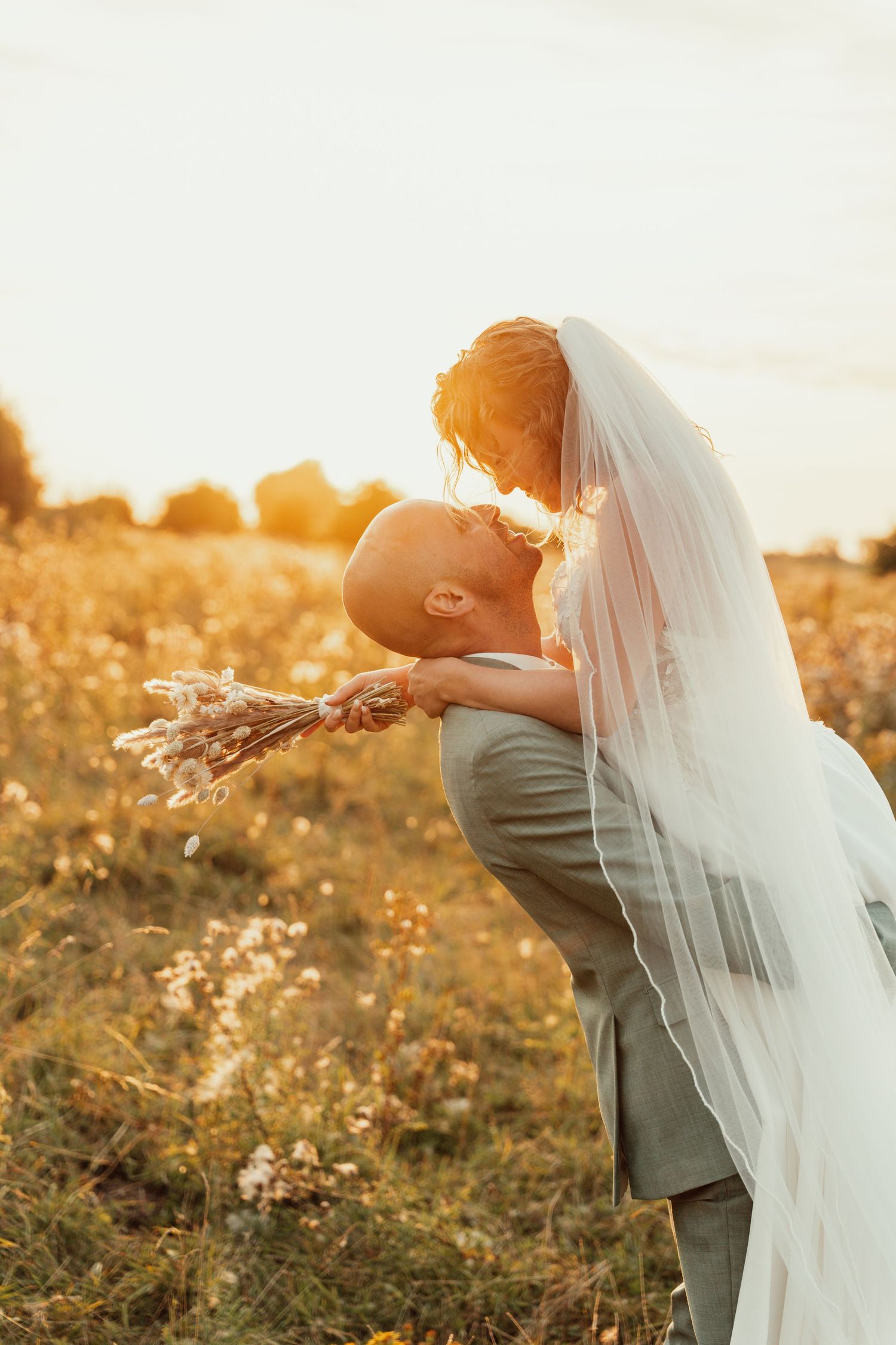 Liefdevolle blik tussen bruidspaar tijdens een prachtige golden hour in Everdingen