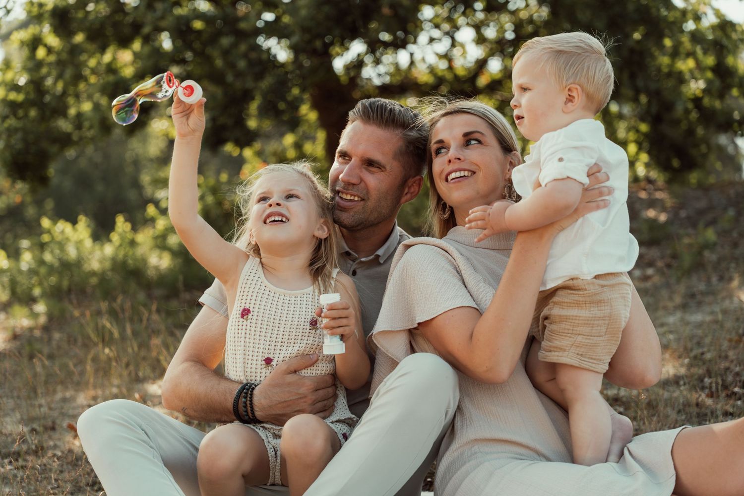 Gezin spelen met bellenblaas