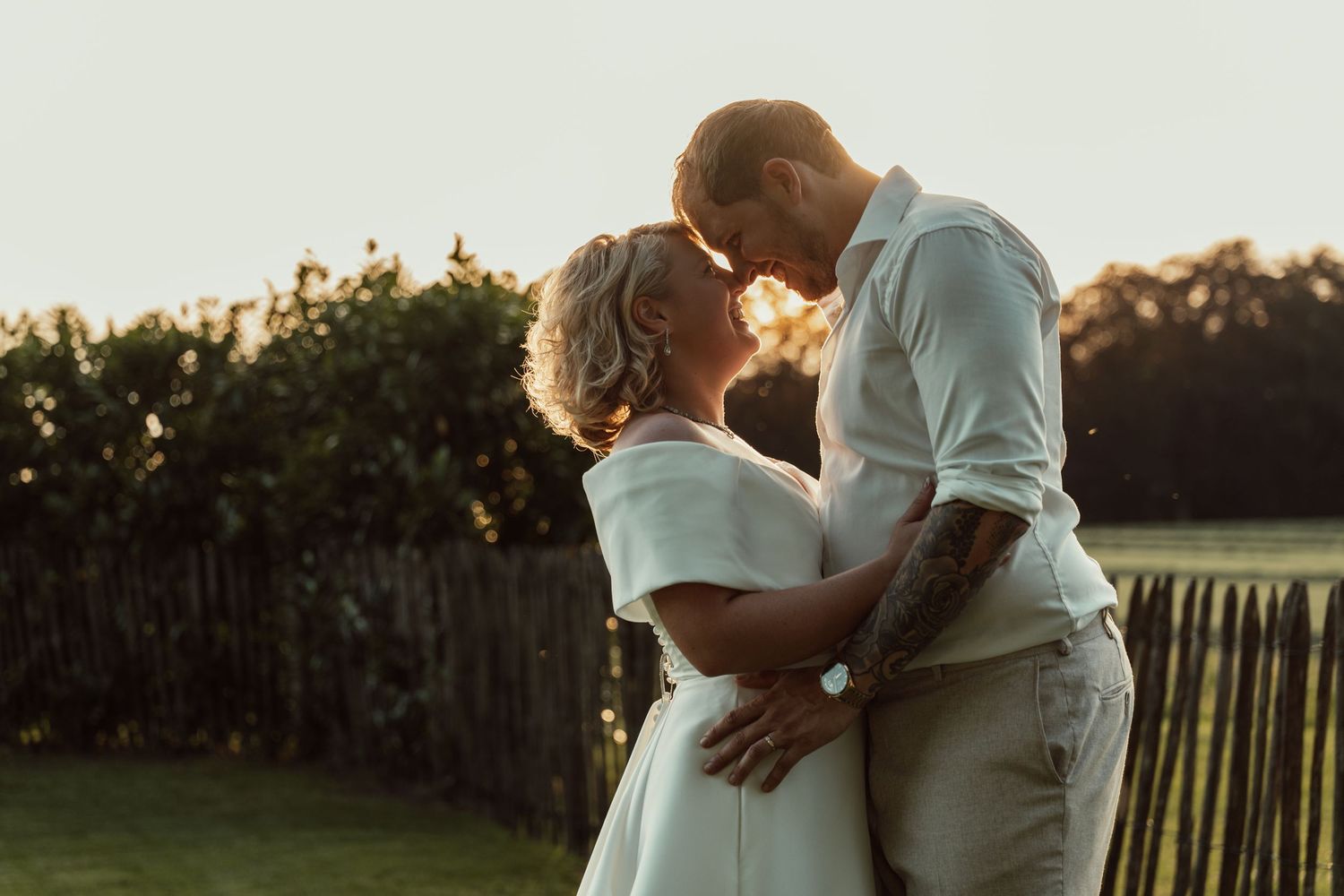 Bruidspaar op hun trouwdag even naar buiten voor een kort golden hour shootmoment bij de Hof in Renswoude