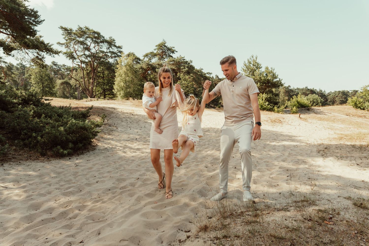 Gezinsshoot buiten in Zeist, lekker spelen en plezier hebben samen
