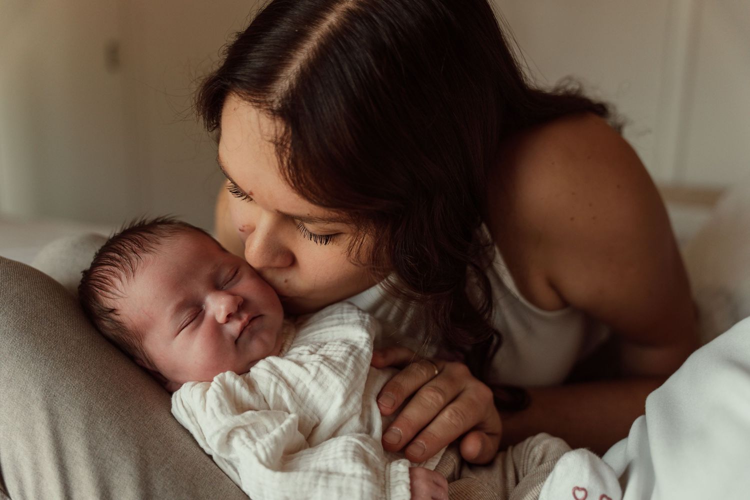 Newbornshoot thuis in Boven Hardinxveld, kusje van mama
