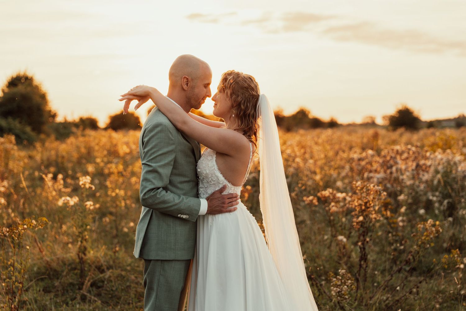 Bruidspaar tijdens een prachtige golden hour shoot in Everdingen