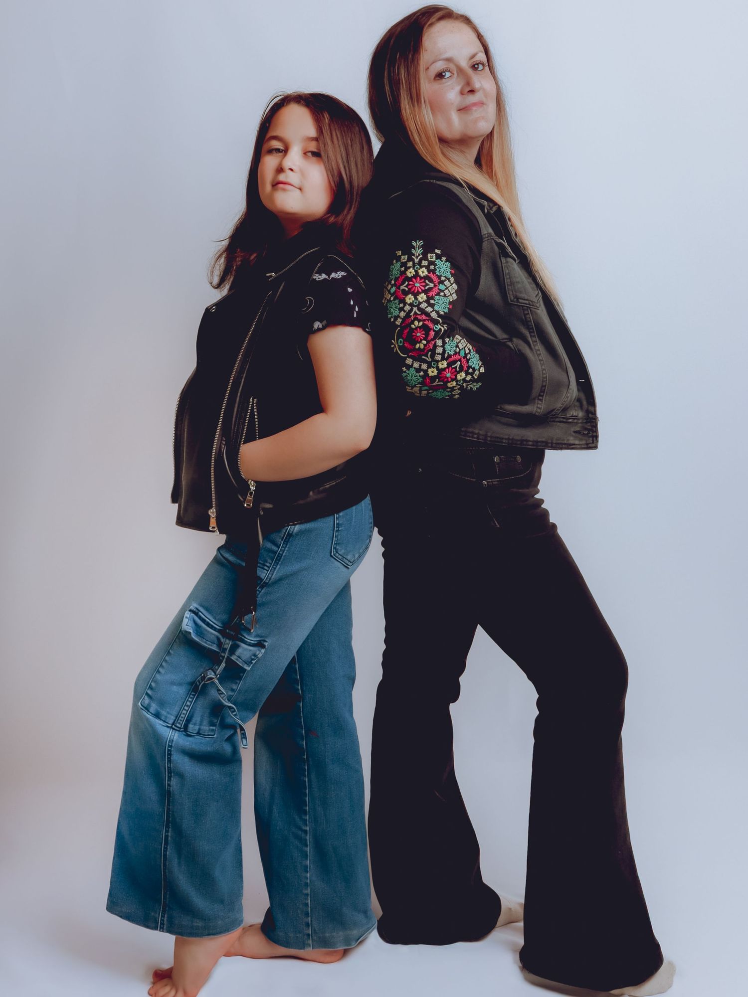 Sesión de fotografía familiar en estudio Puerto Varas, mamá e hija de espaldas