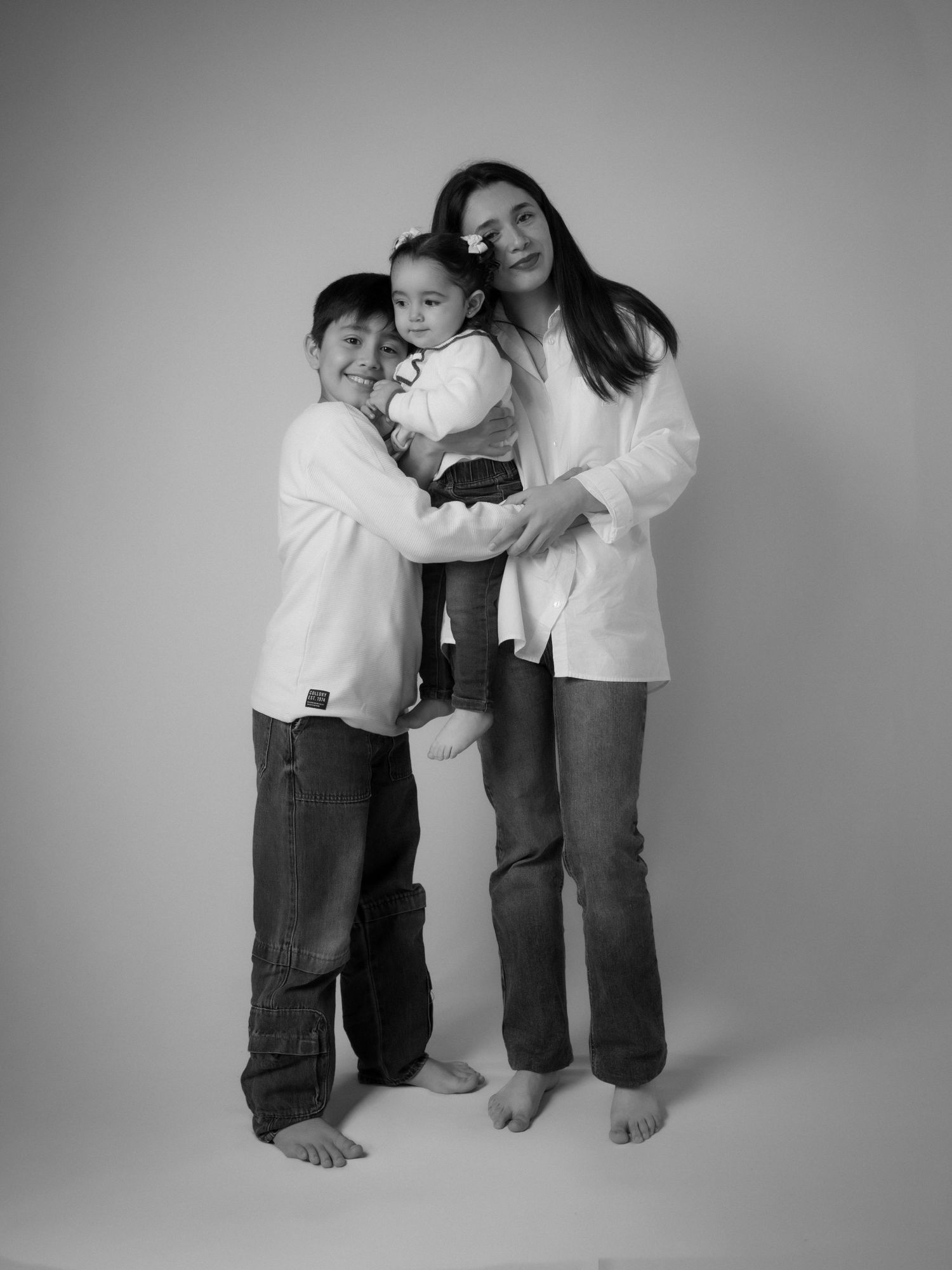 Retrato familiar en blanco y negro, sesión de fotos de familia en estudio Puerto Varas.