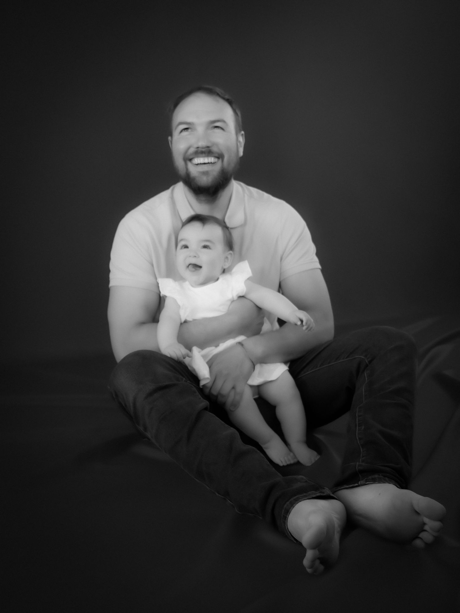 Sesión de fotos papá y bebé, fotografía de paternidad natural y emotiva.