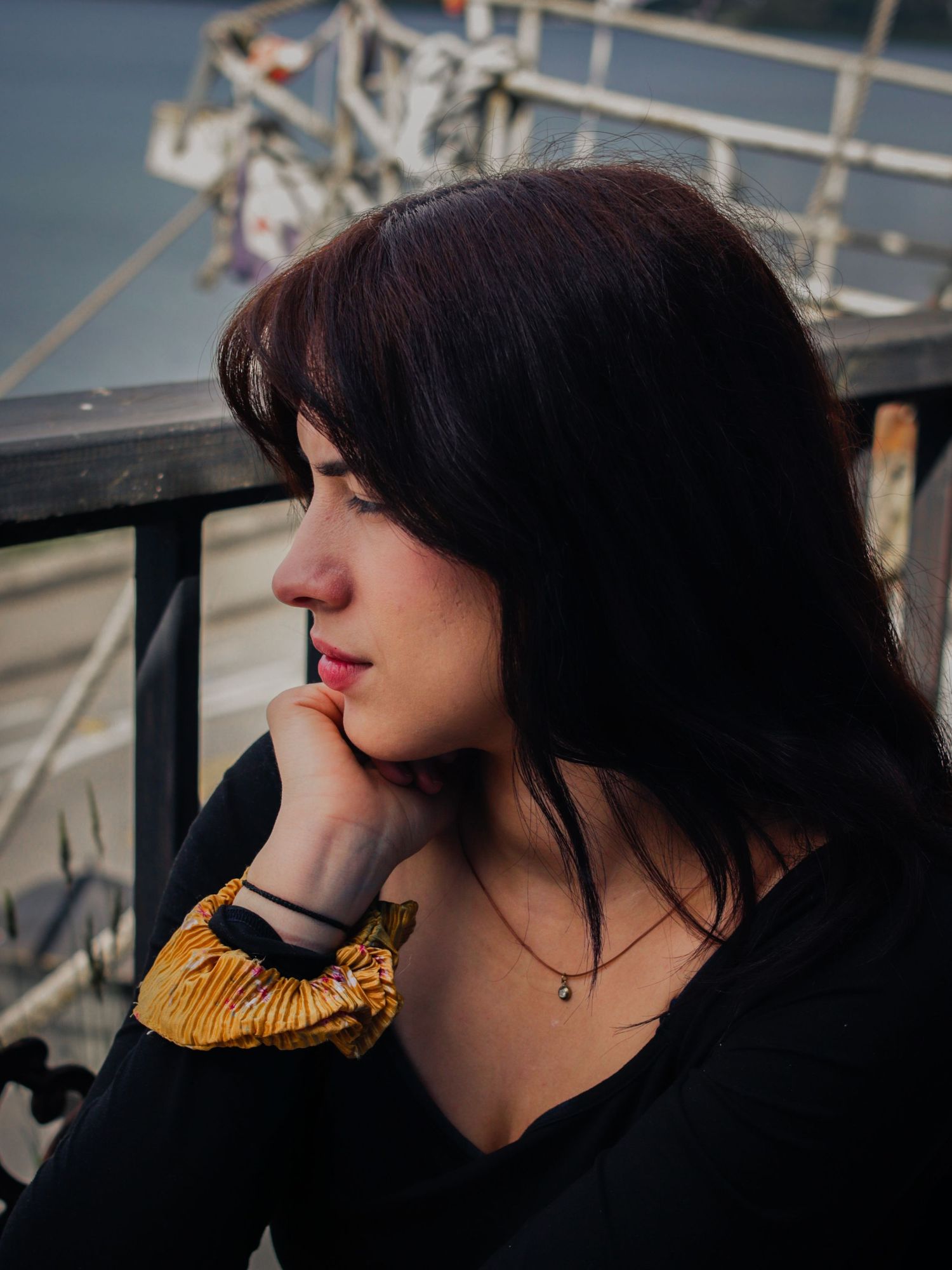 Retrato femenino natural en exteriores, fotografía de retrato en Puerto Varas.