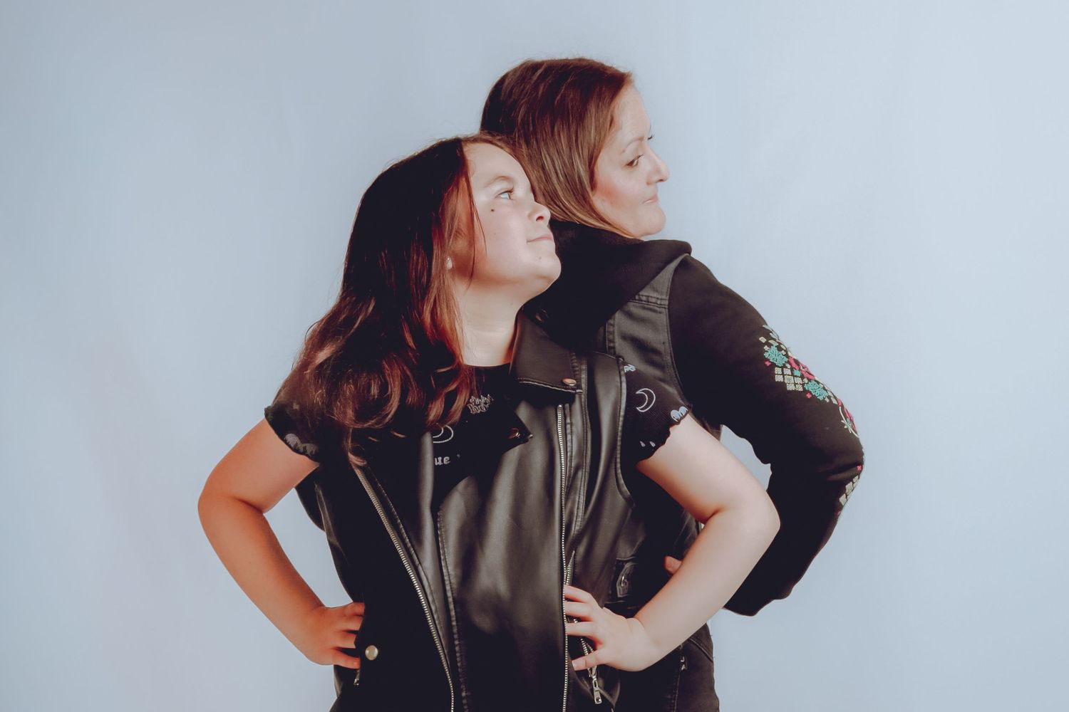 Sesión de fotografía familiar en estudio Puerto Varas, mamá e hija mirandose