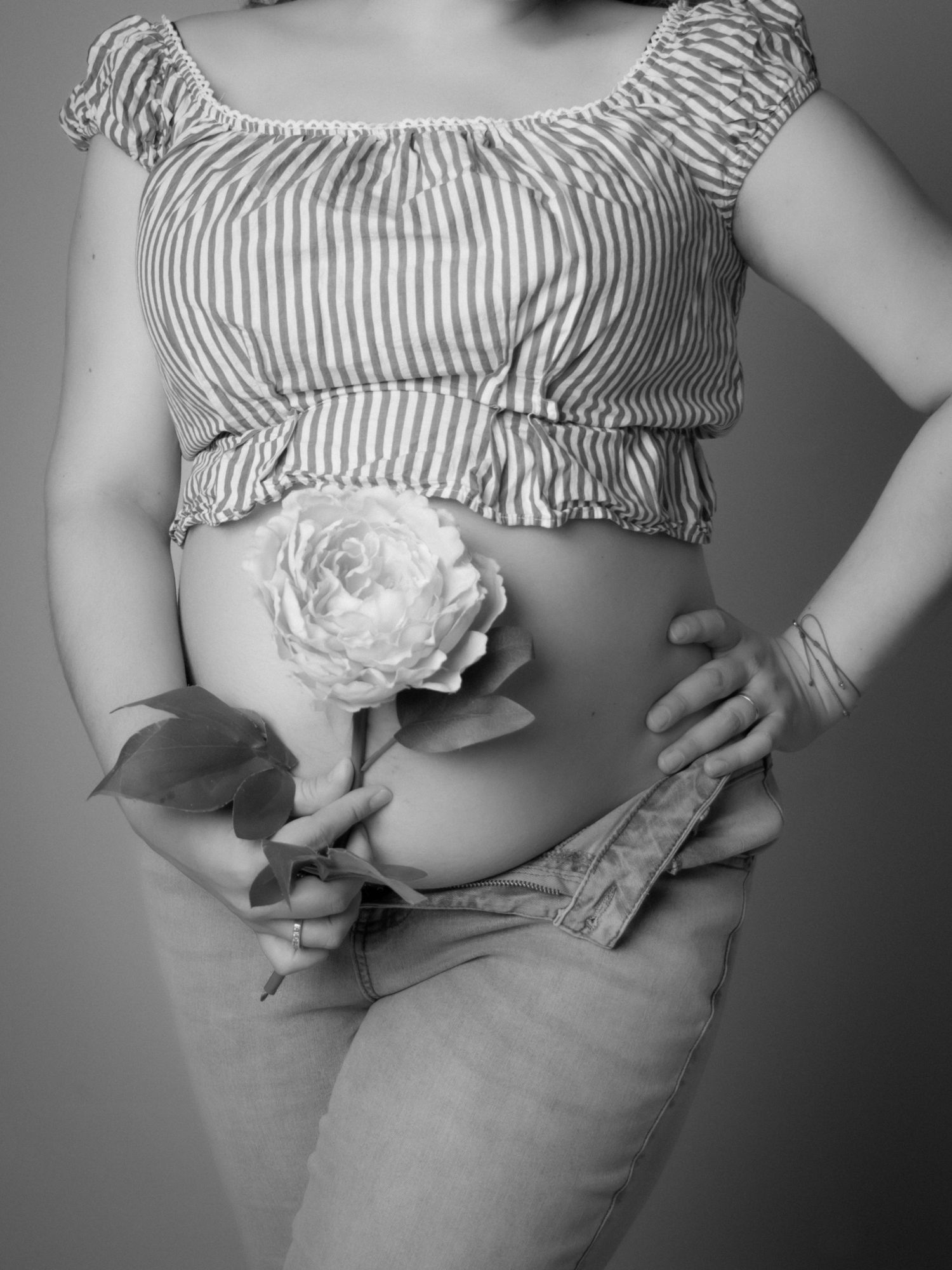 Fotografía de embarazo artística en Puerto Varas, sesión de maternidad en estudio.