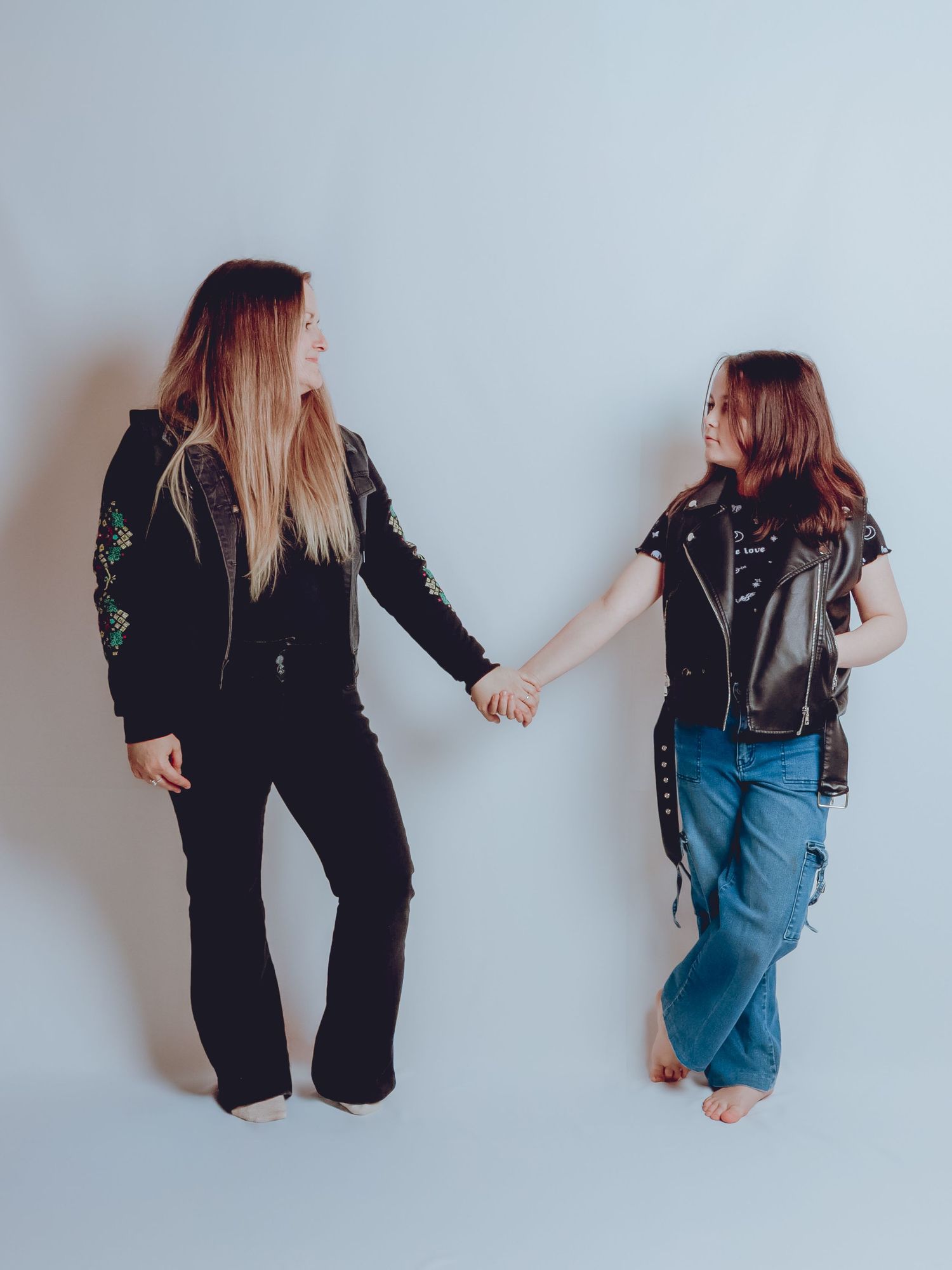 Sesión de fotografía familiar en estudio Puerto Varas, mamá e hija de la mano