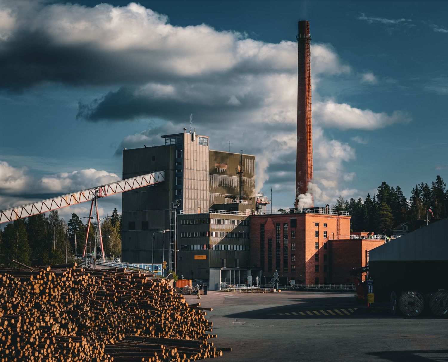 FPV drone kuvaus teollisuusympäristössä Suomessa