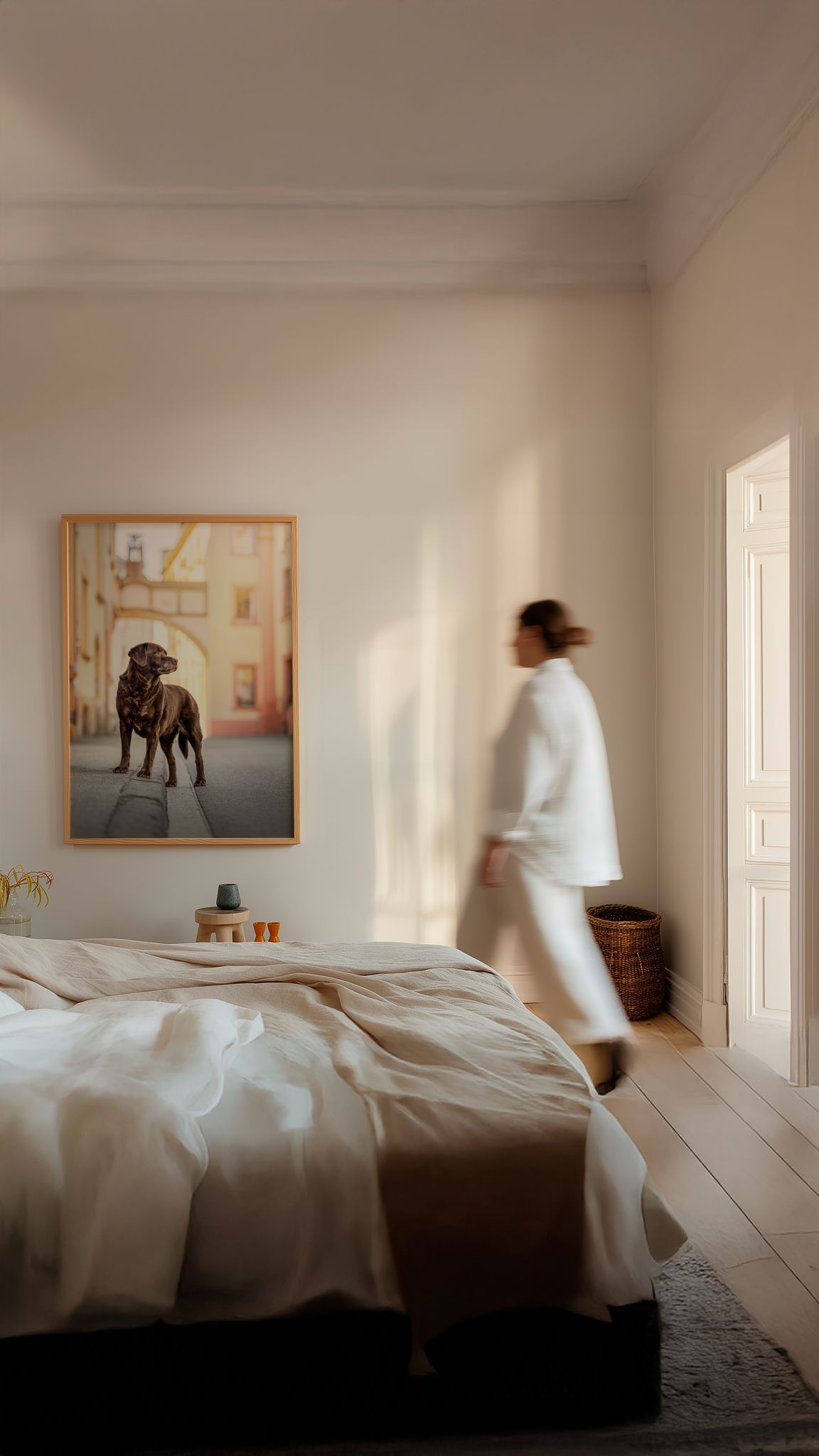 Framed Wall Art eines Hundes im Schlafzimmer