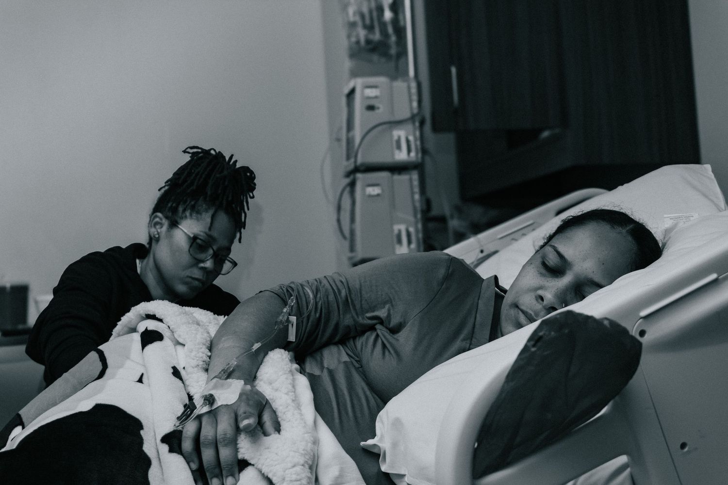 Killeen Birth Photographer captures mother receiving sacrum counterpressure support.