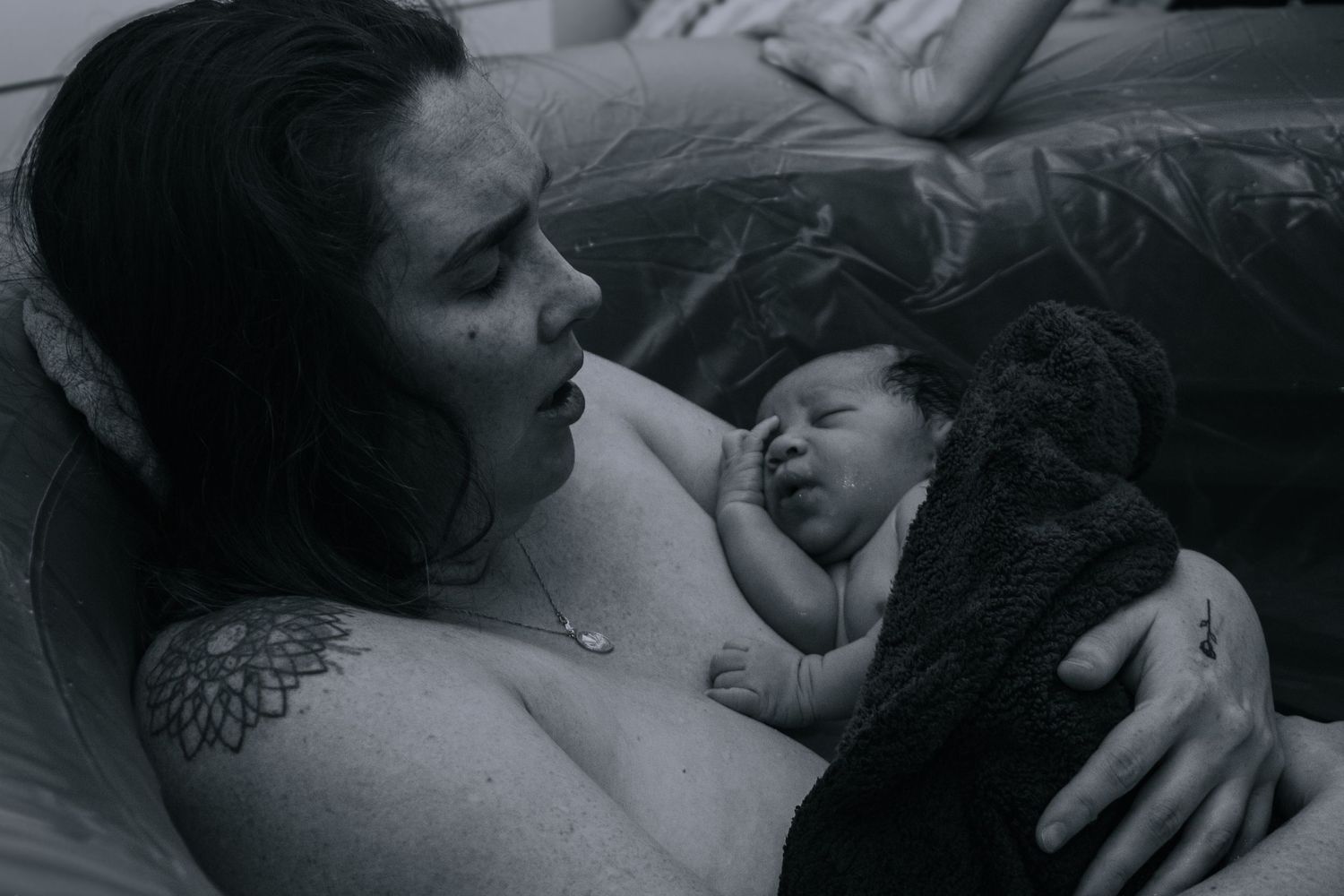 Killeen Home birth doula captures mom recuperating from birth in birth tub