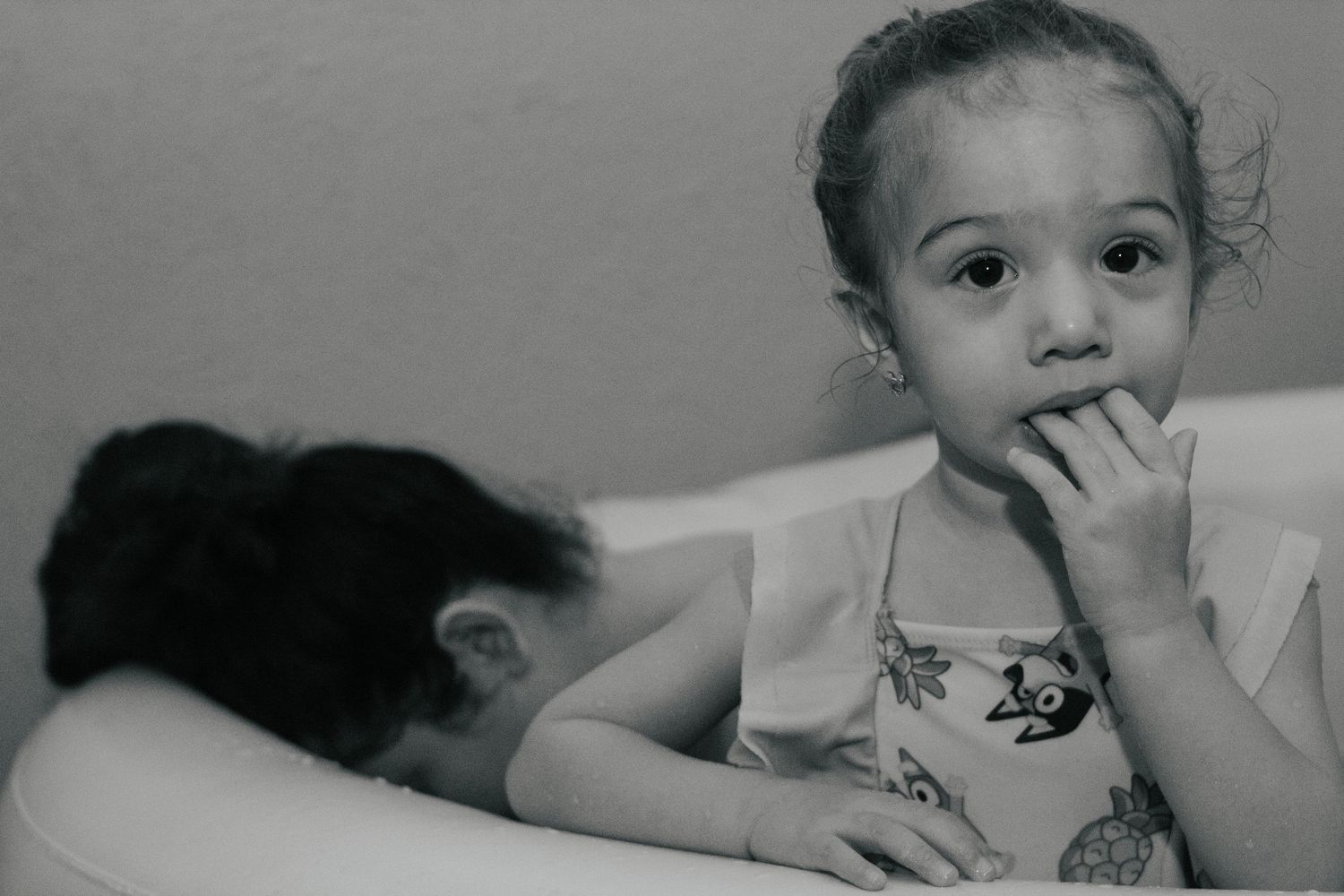 Fort Hood Birth Photographer captures girls in birth pool while mom has a contraction.