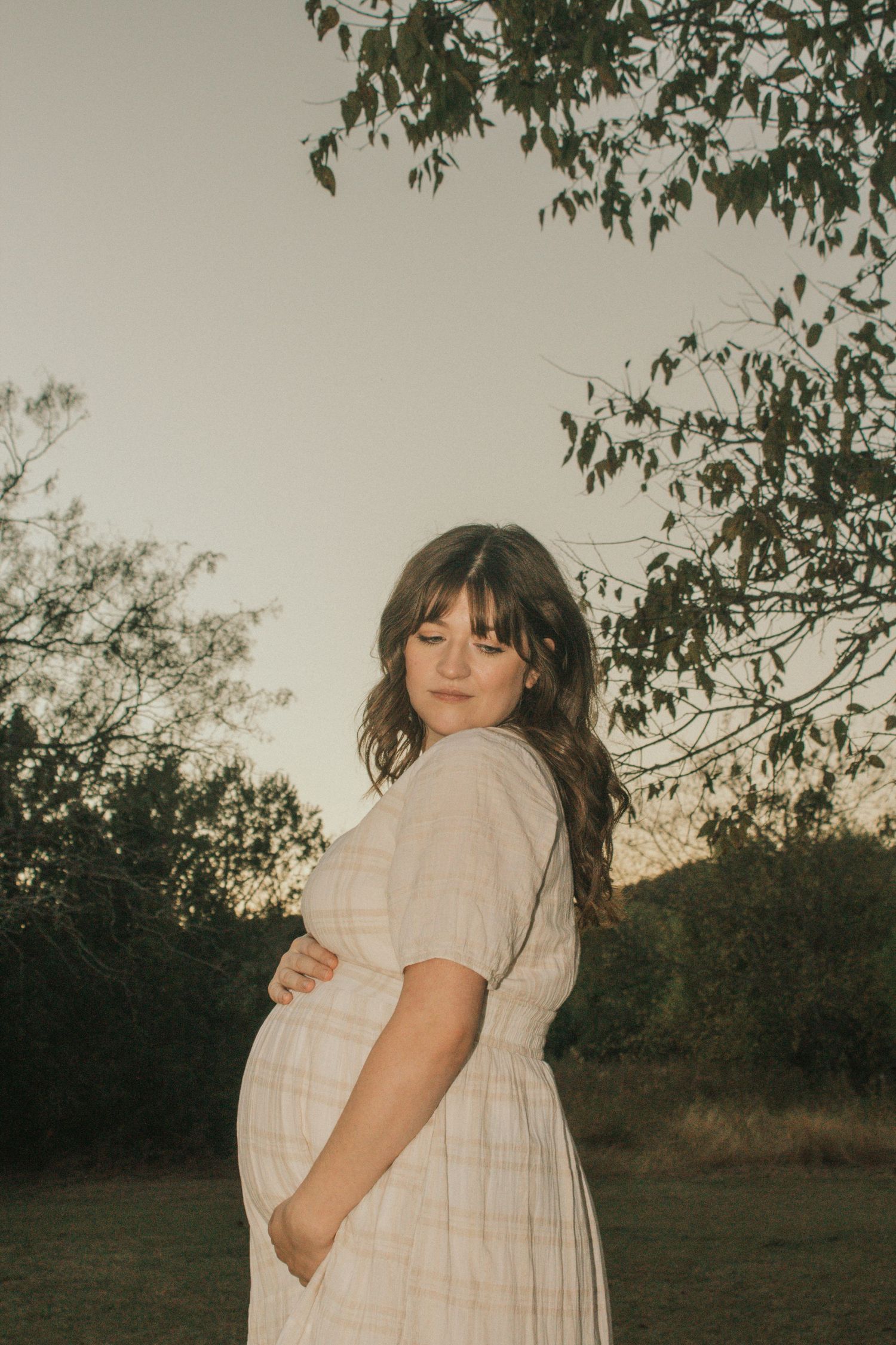 copperas cove maternity photographer capturing pregnant mother in nature at golden hour.