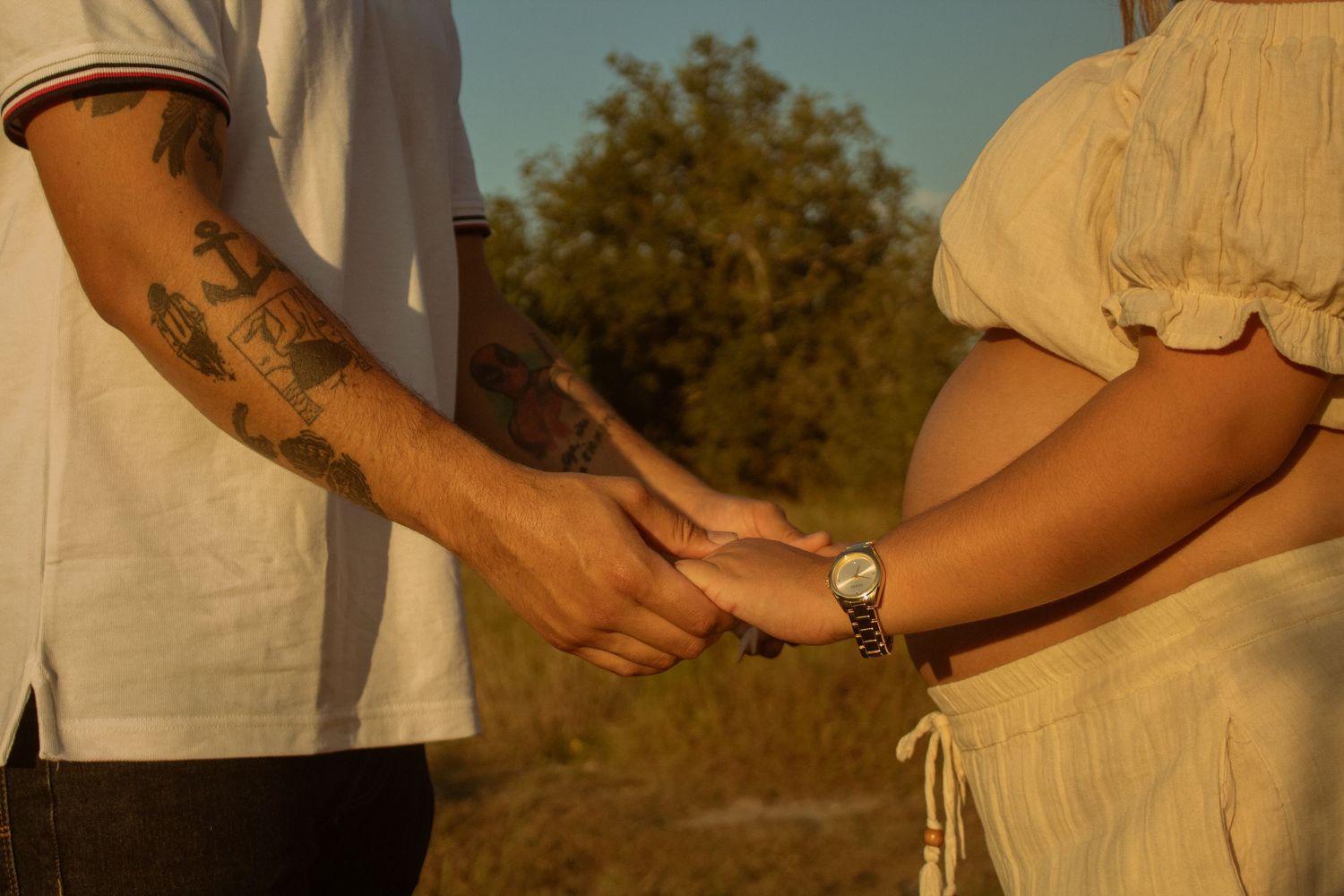 copperas cove maternity photographer capturing pregnant mother in nature at golden hour.