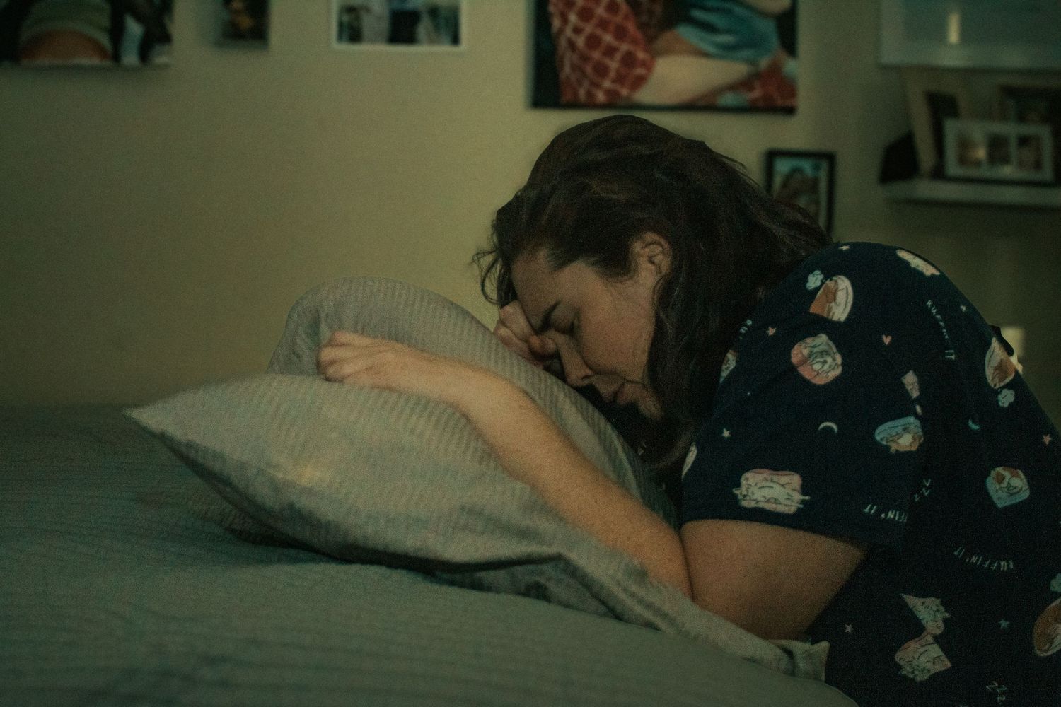 Killeen Birth Photographer captures mother kneeling by bed during intense contractions.