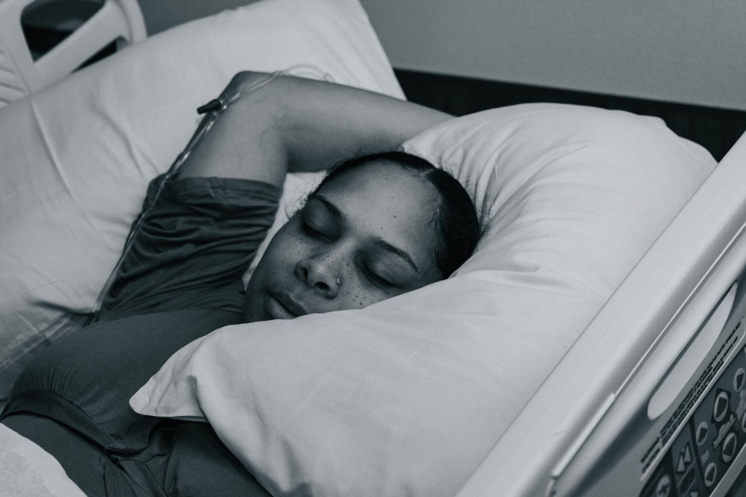 Killeen Birth Photographer captures mother resting in bed during labor.