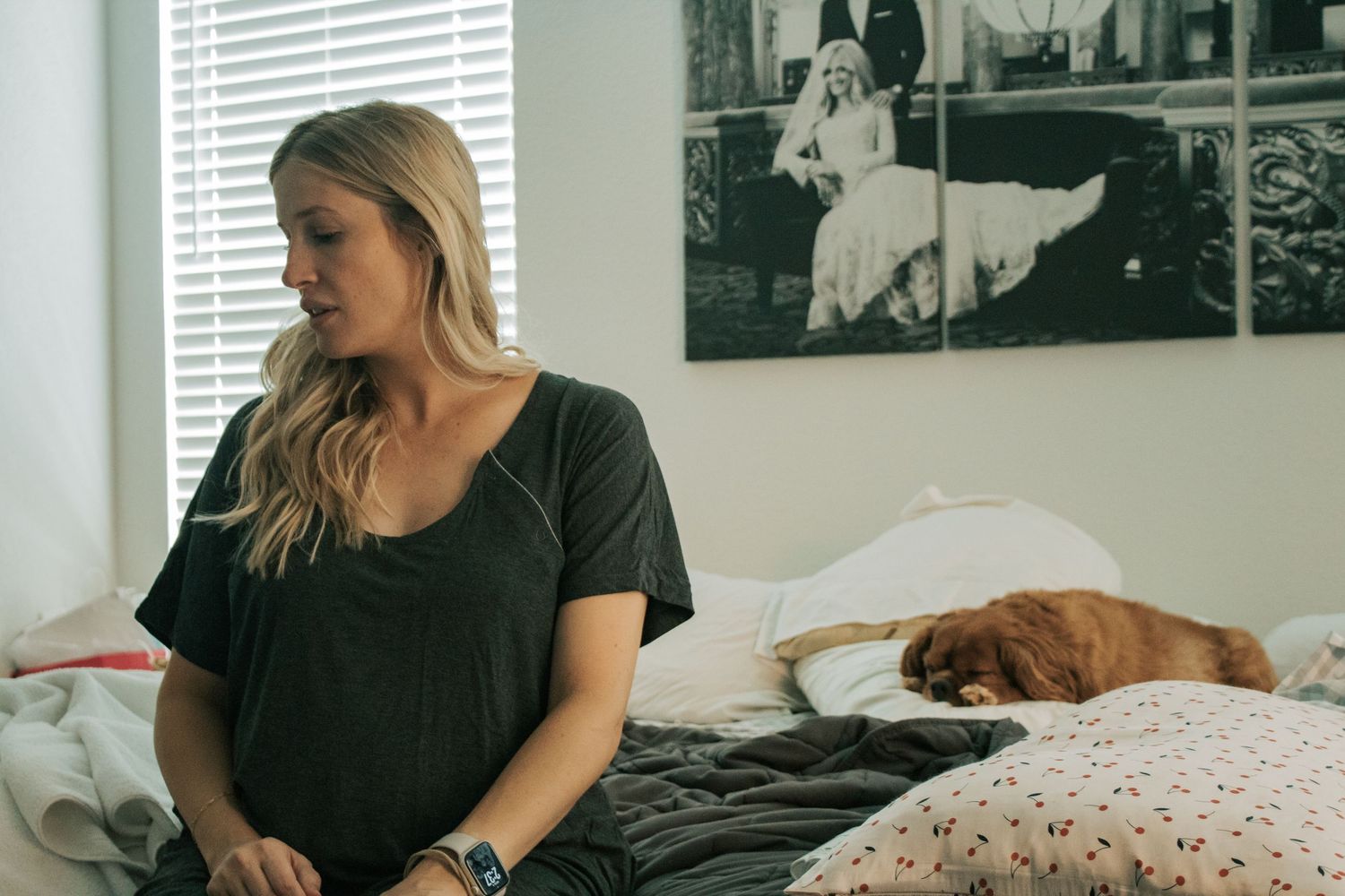Copperas Cove Birth Photographer captures woman laboring on bed