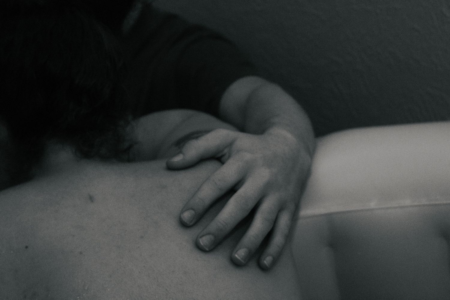 Fort Hood doula captures image of husband supporting wife through long labor.