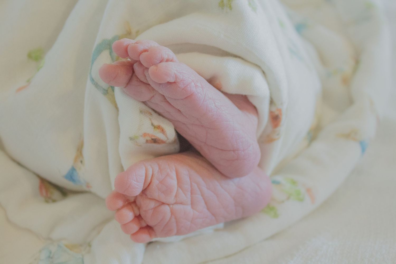 Copperas Cove Fresh 48 Photographer capturing newborn baby feet.
