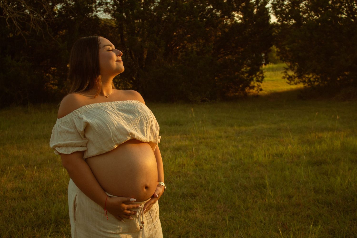 Maternity Photographer capturing pregnant woman at golden hour in Ogletree Gap Reserve Park.