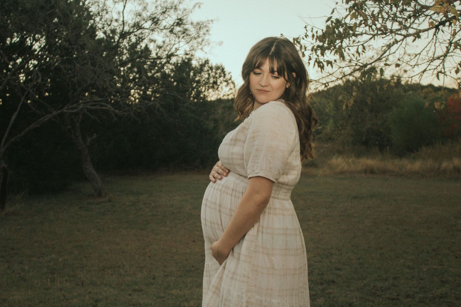 copperas cove Maternity photographer capturing pregnant woman.