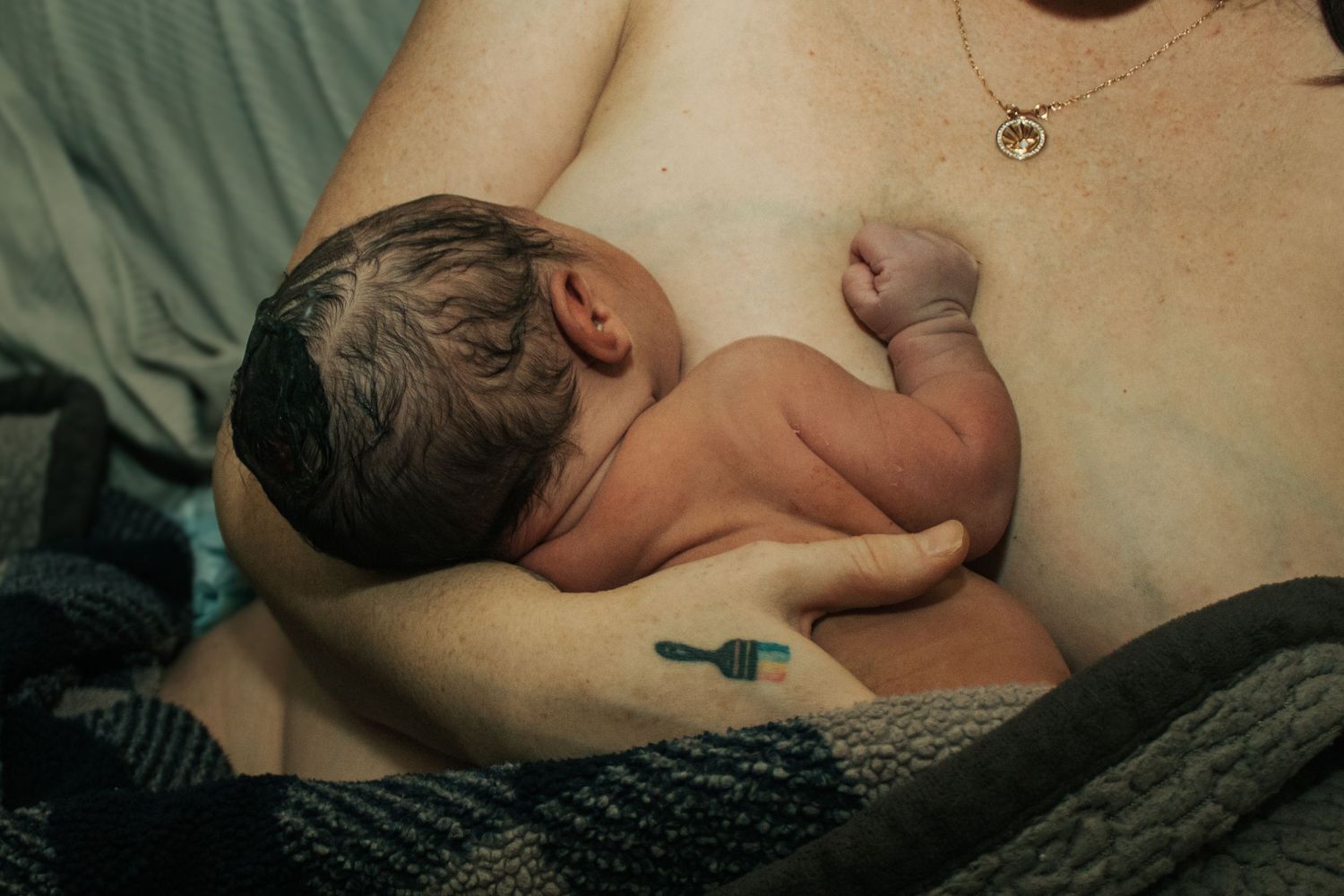 Killeen Birth Photographer captures mom breastfeeding newborn baby for the first time.