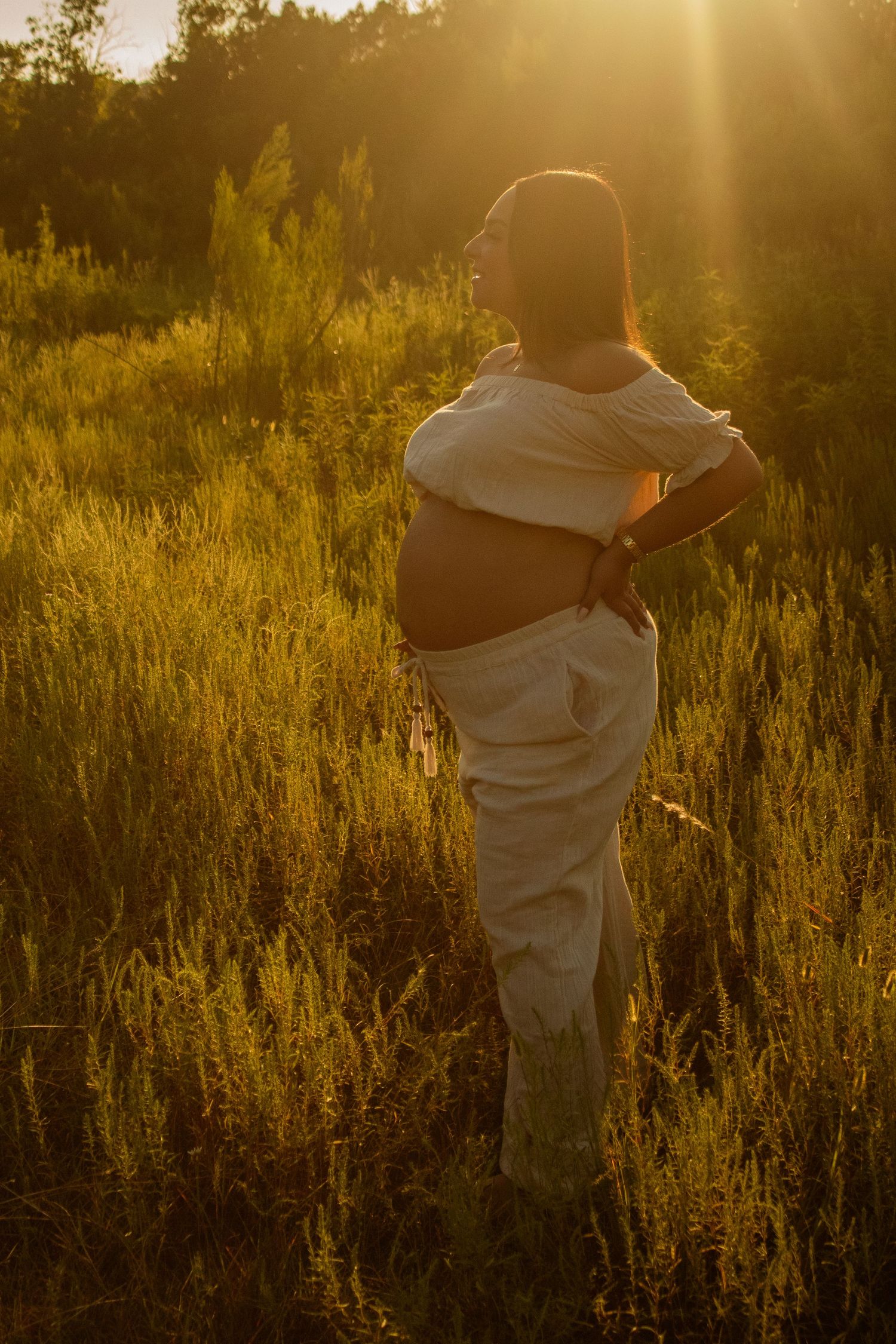 copperas cove maternity photographer capturing pregnant mother in nature at golden hour.