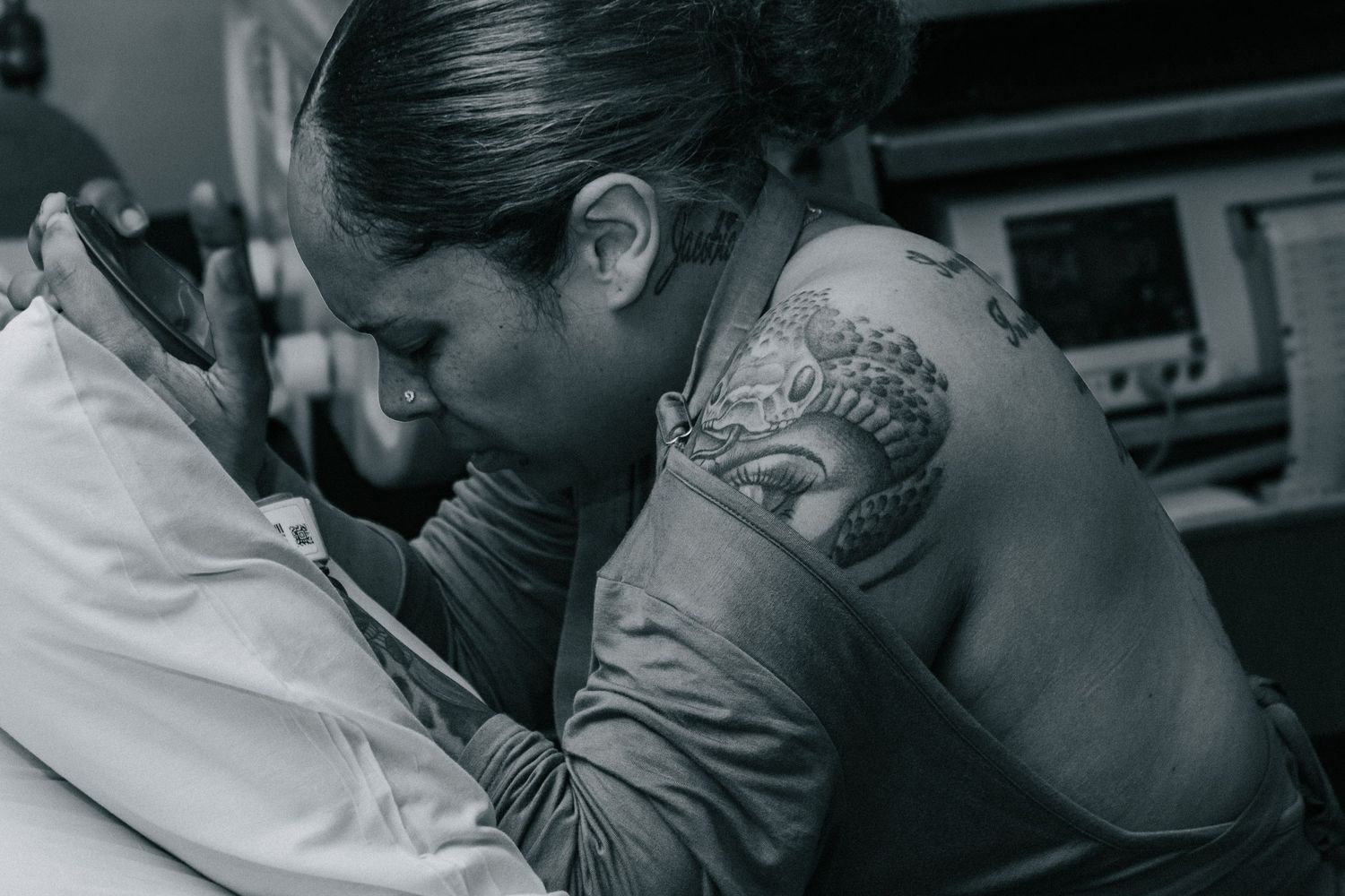 Killeen Birth Photographer captures mother calling on God for strength during labor.