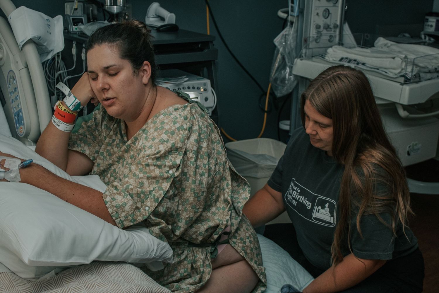 Georgetown doula eases pain of contractions with counterpressure.