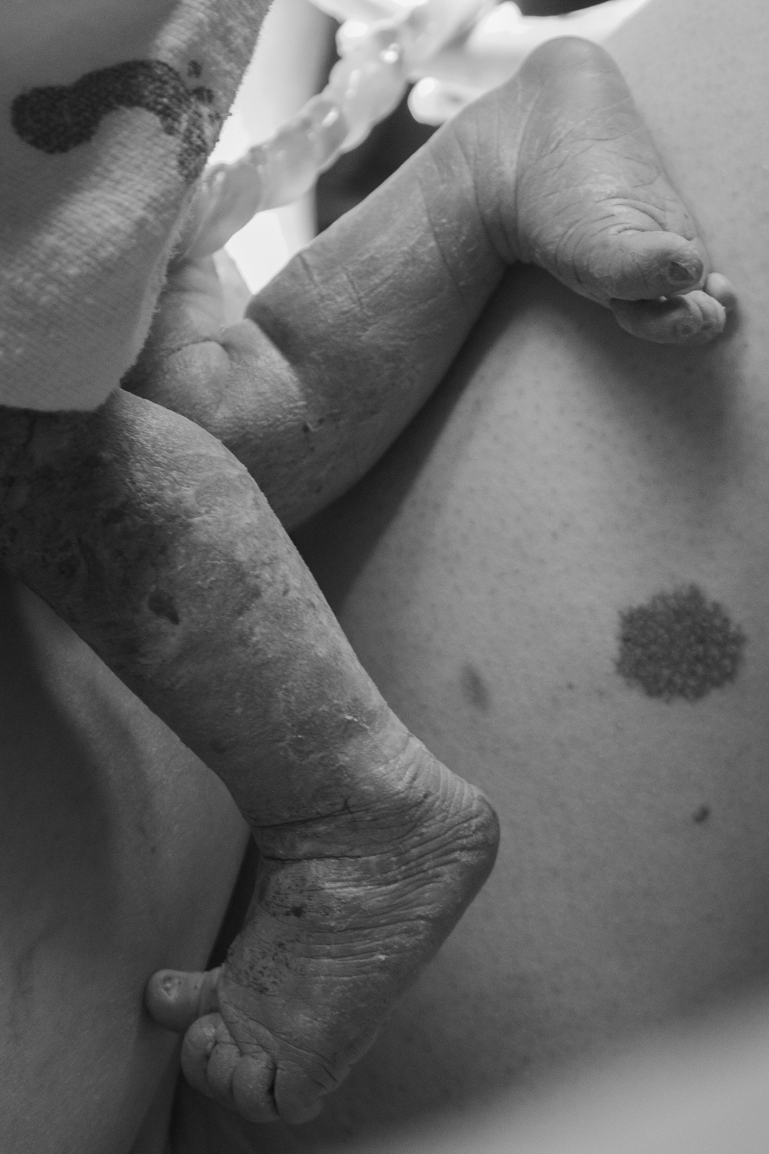 Copperas Cove doula captures cute baby feet moments after birth.