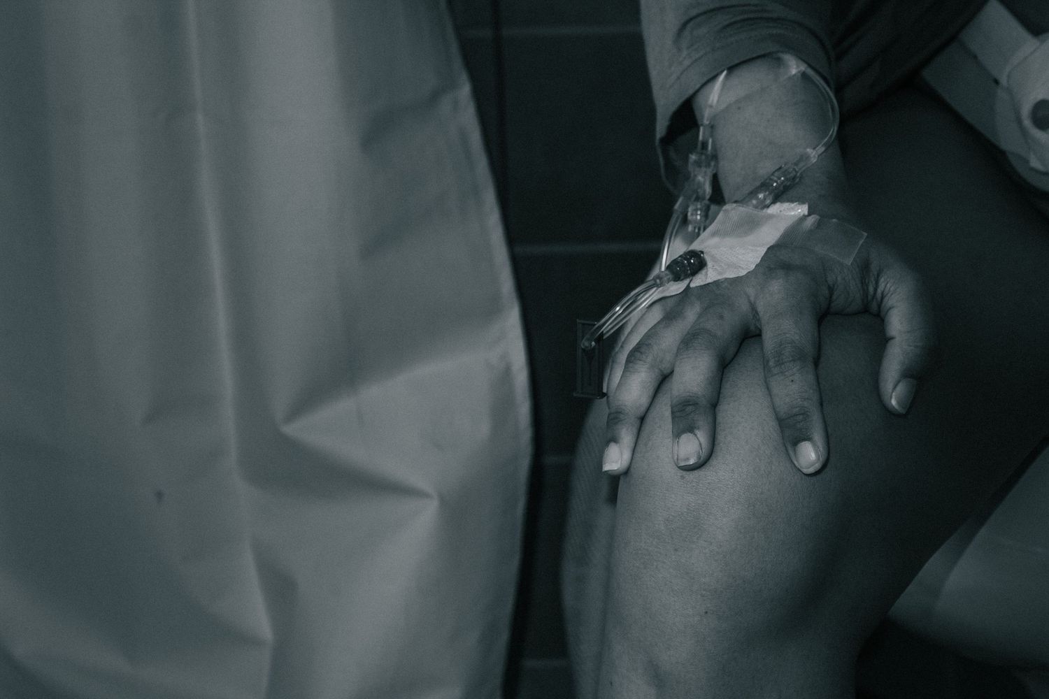 Killeen Birth Photographer captures laboring mother's hand on her knee during labor.