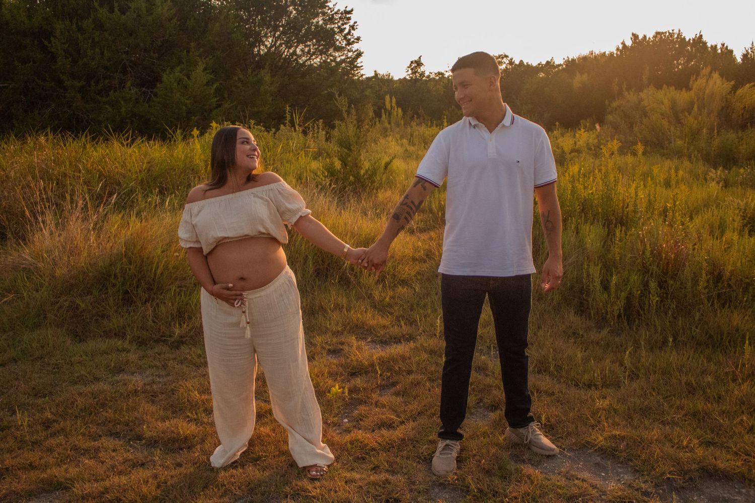 copperas cove maternity photographer capturing pregnant mother and father in nature at golden hour.