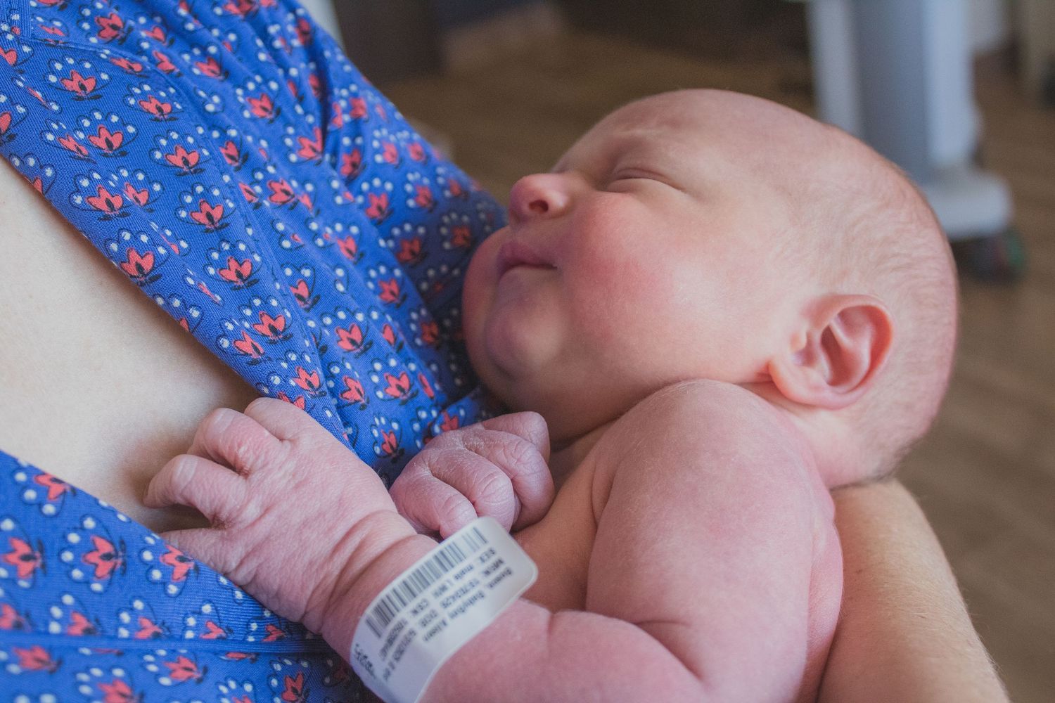 Central Texas Fresh 48 Photographer captures Mother holding newborn baby shortly after birth