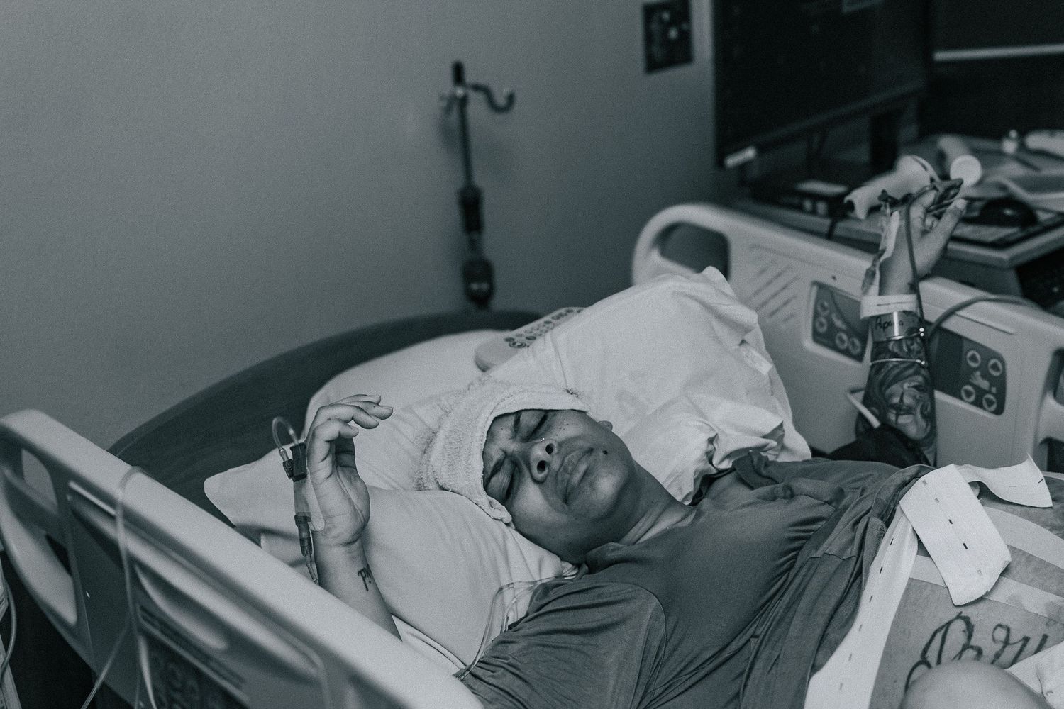 Killeen Birth Photographer captures laboring mother in hospital bed.