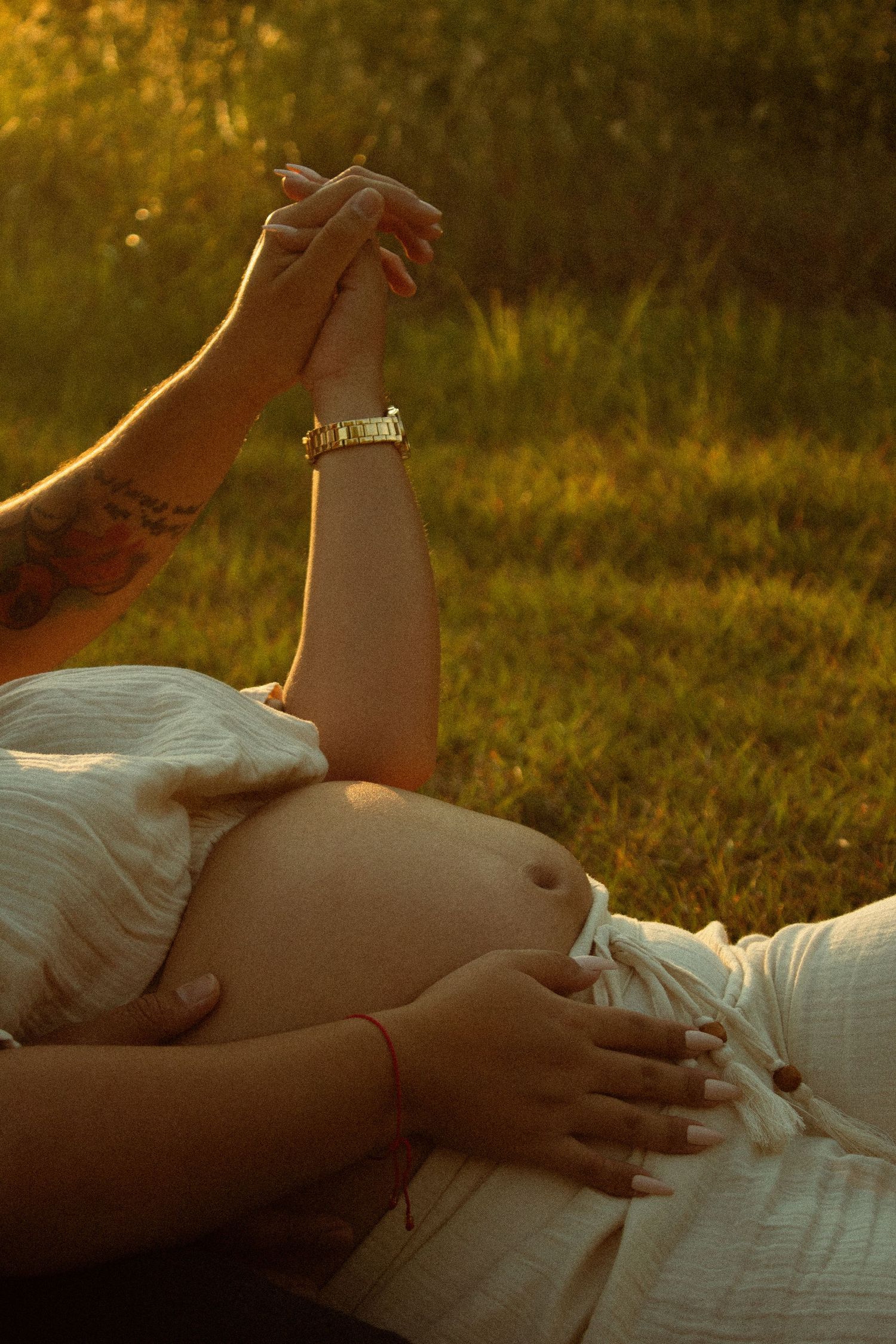 copperas cove maternity photographer capturing pregnant mother and supportive father in nature at golden hour.