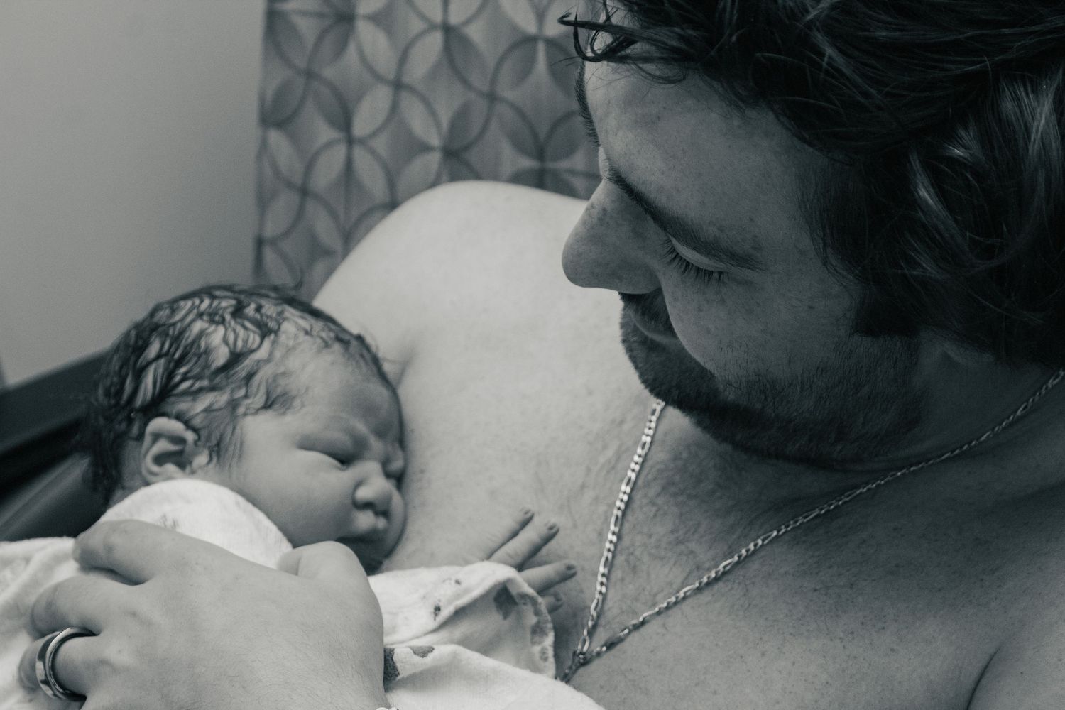 Copperas Cove Birth Photographer captures father doing skin to skin with newborn baby