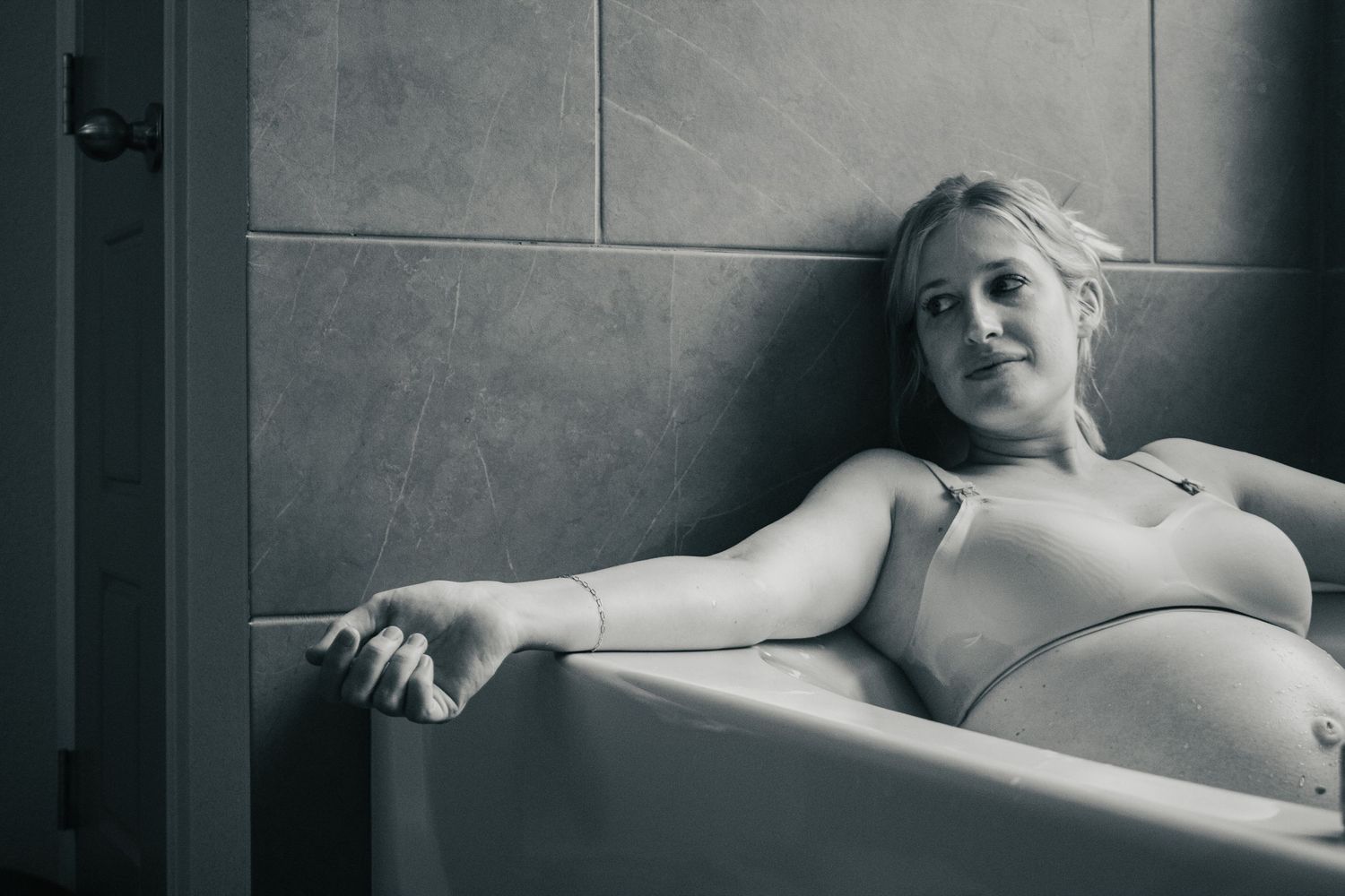 Copperas Cove Birth Photographer captures woman laboring in bath tub