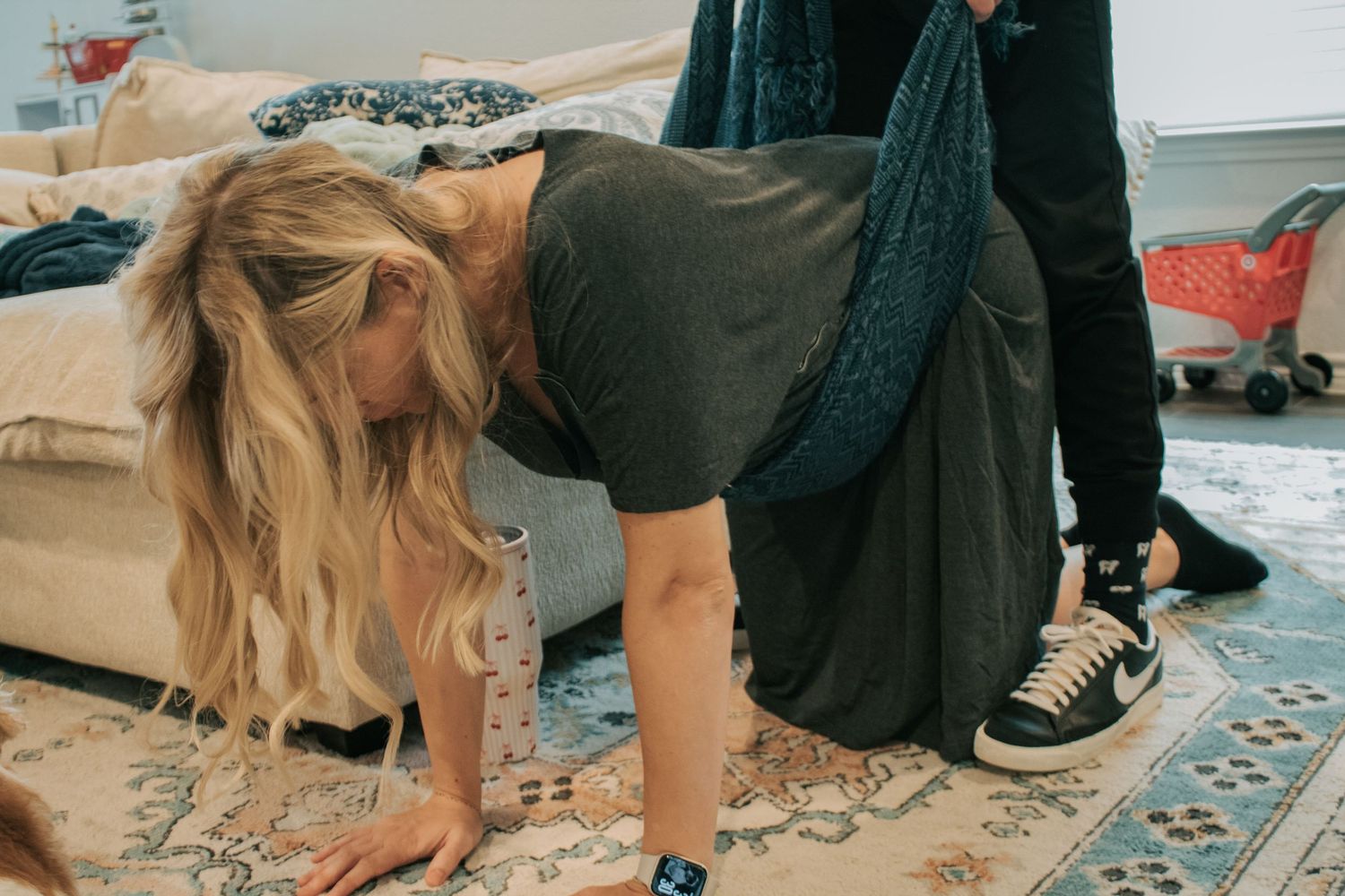 Copperas Cove Birth Photographer captures woman laboring on hands and knees