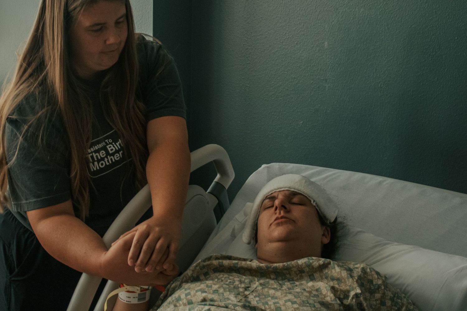 Georgetown Doula supports mother through an intense contraction