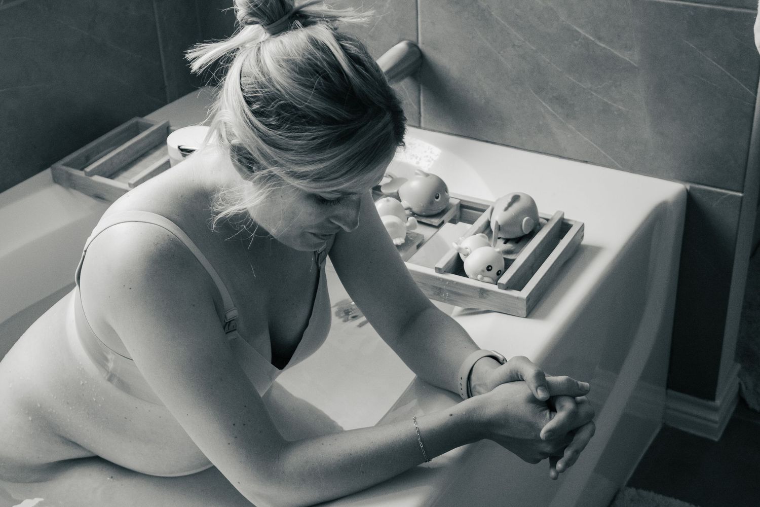 Copperas Cove Birth Photographer captures woman laboring in bath tub