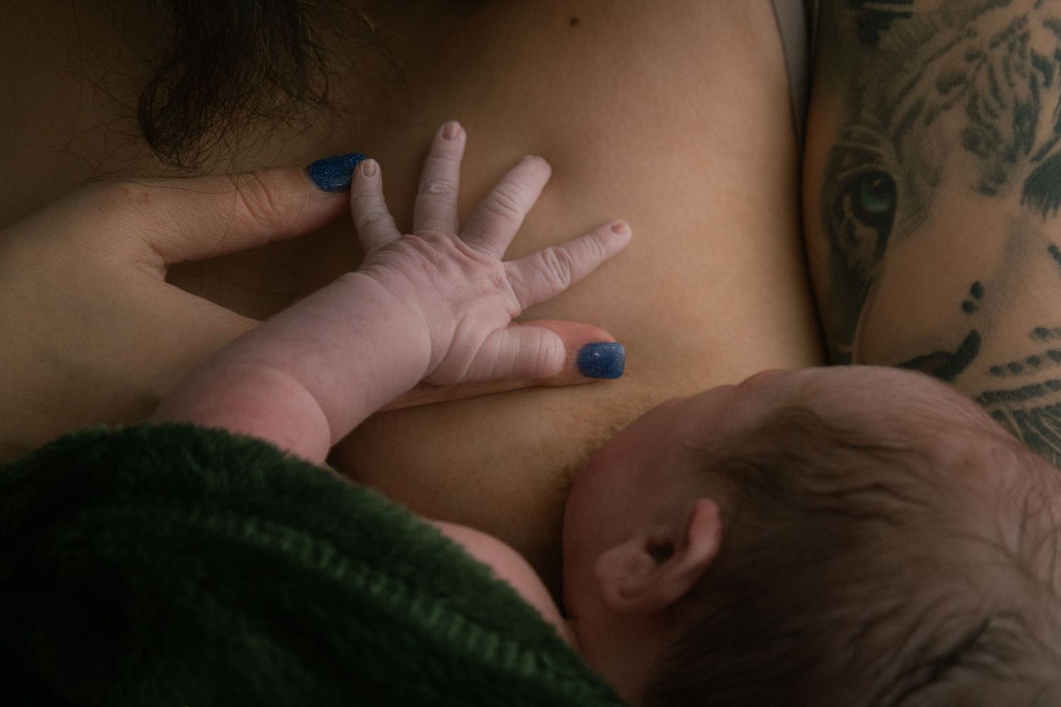 Copperas Cove home birth photographer capturing mother holding newborn baby moments after birth.