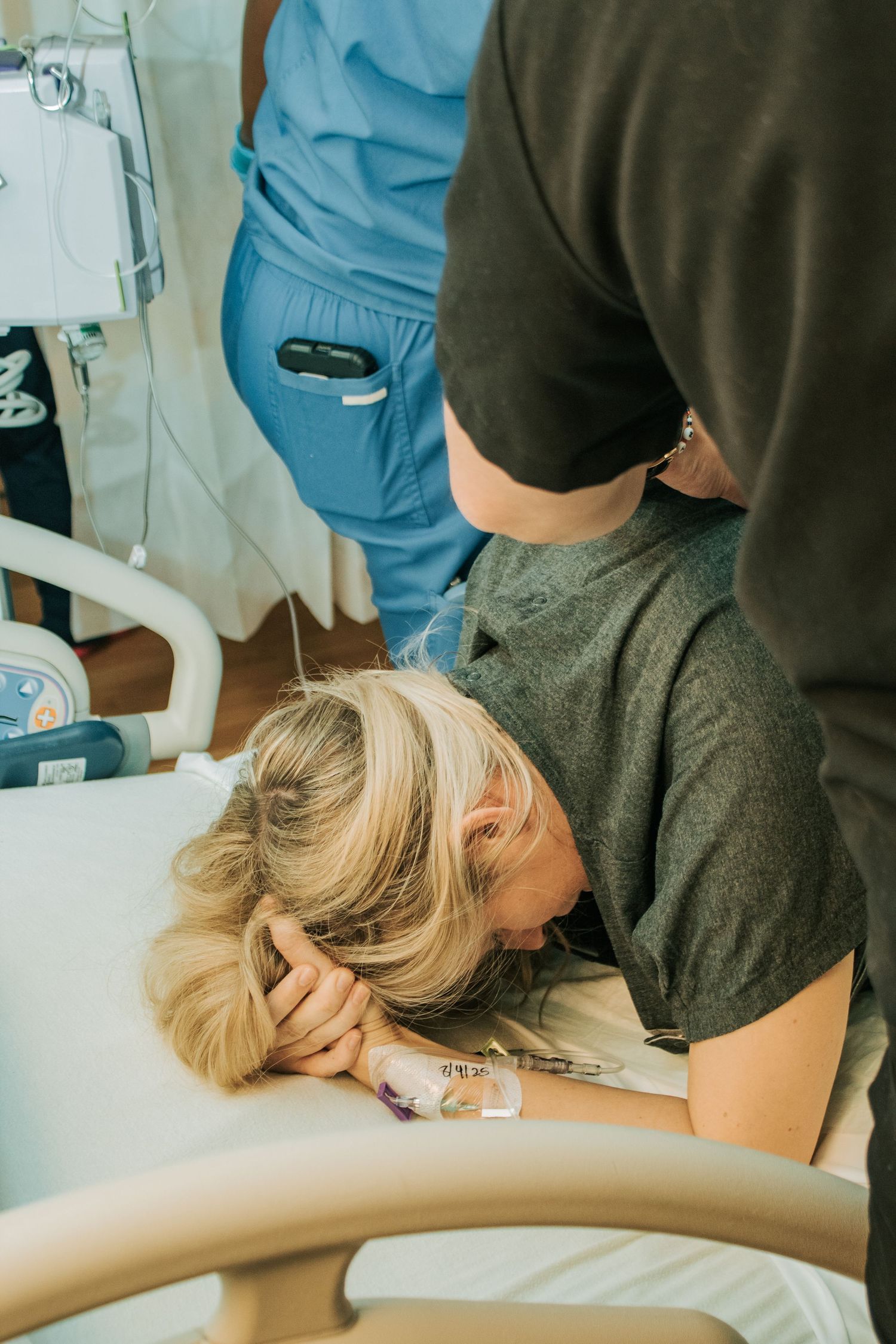 Copperas Cove Birth Photographer captures woman laboring on hands and knees