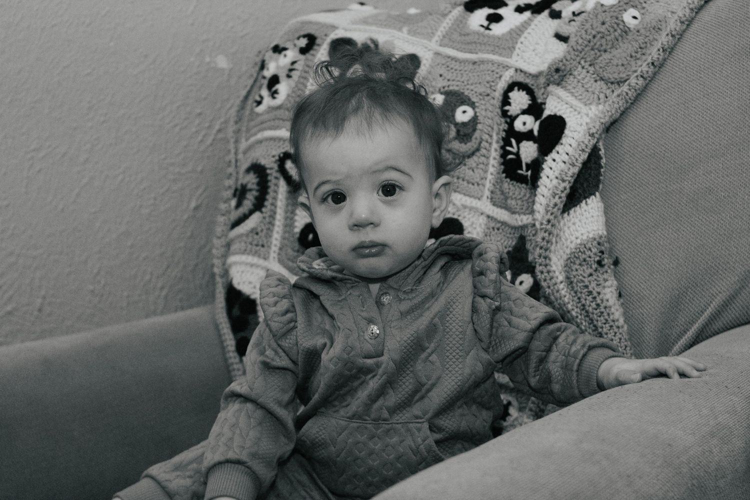 Fort Hood Birth Photographer captures big sister watching mother expertly labor