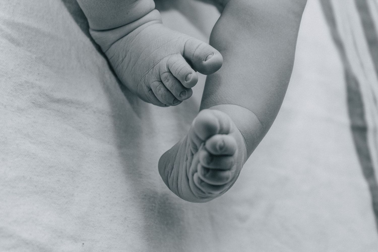 Killeen Birth Photographer captures newborn baby feet in baby warmer