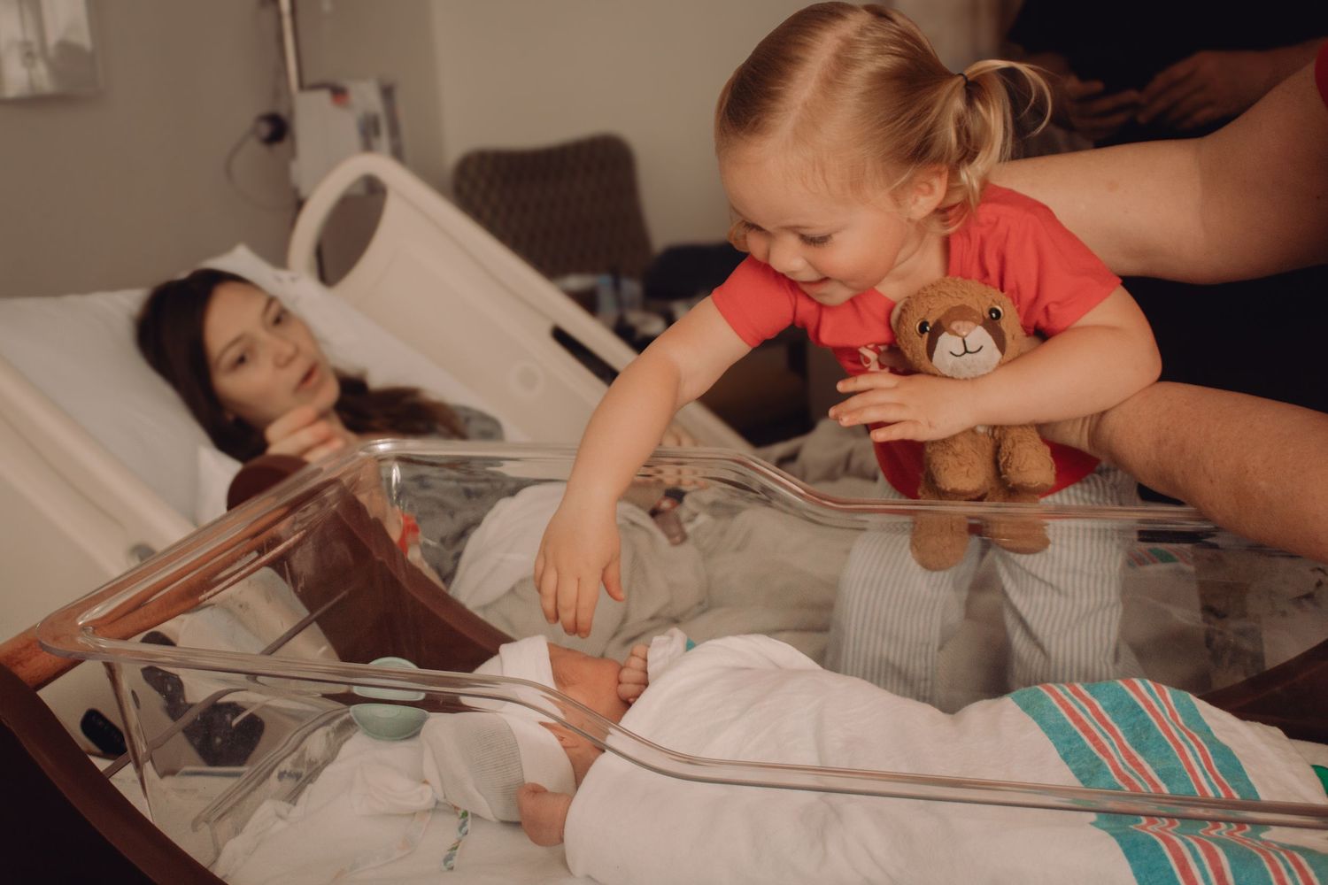 Copperas Cove Fresh 48 photographer capturing big sister meeting baby brother for the first time.